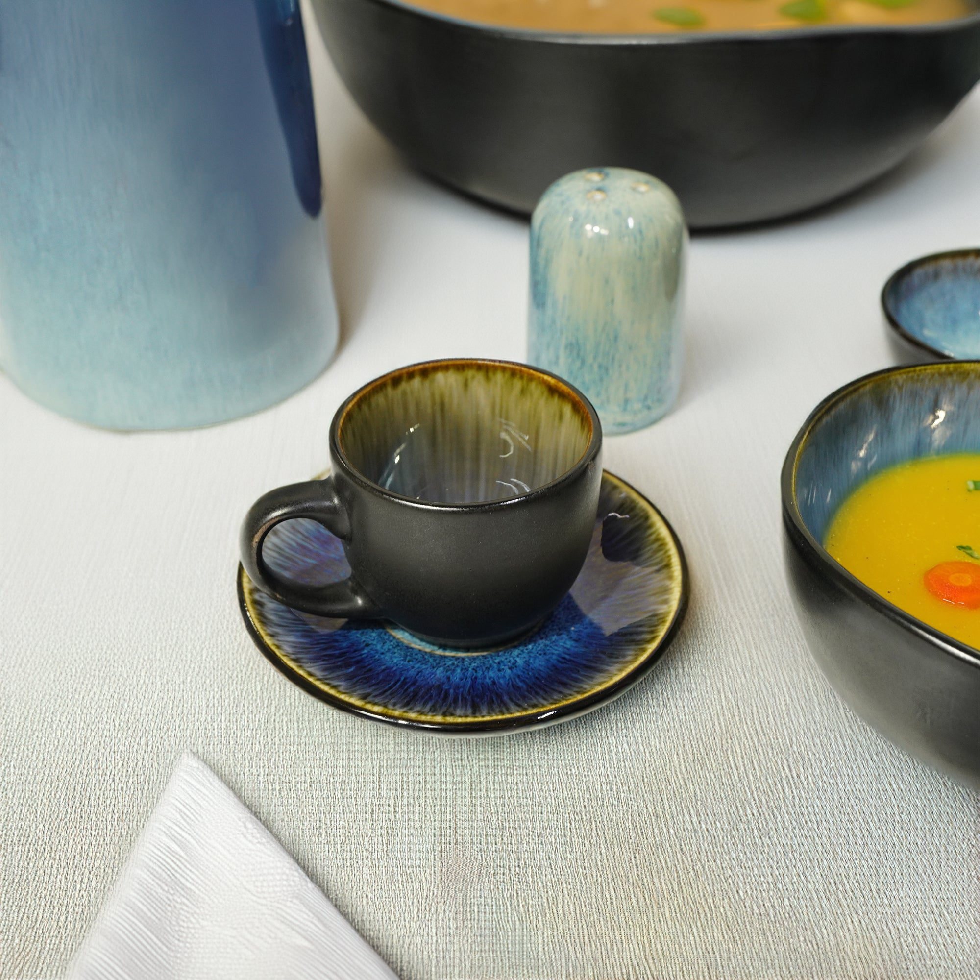 Blue wave Cups/Saucer Black and Blue HZ4333/32 - cups - ebarza Furniture UAE | Shop Modern Furniture in Abu Dhabi & Dubai - مفروشات ايبازرا في الامارات | تسوق اثاث عصري وديكورات مميزة في دبي وابوظبي