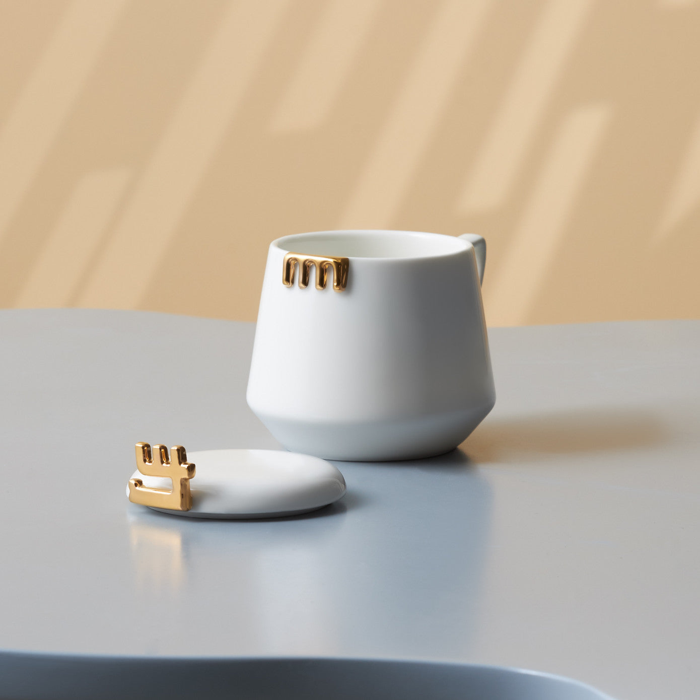 Karaca 50th Year Signature Collection White Mug with Lid 350 ml 153.03.05.0191 - Mugs - ebarza Furniture UAE | Shop Modern Furniture in Abu Dhabi & Dubai - مفروشات ايبازرا في الامارات | تسوق اثاث عصري وديكورات مميزة في دبي وابوظبي