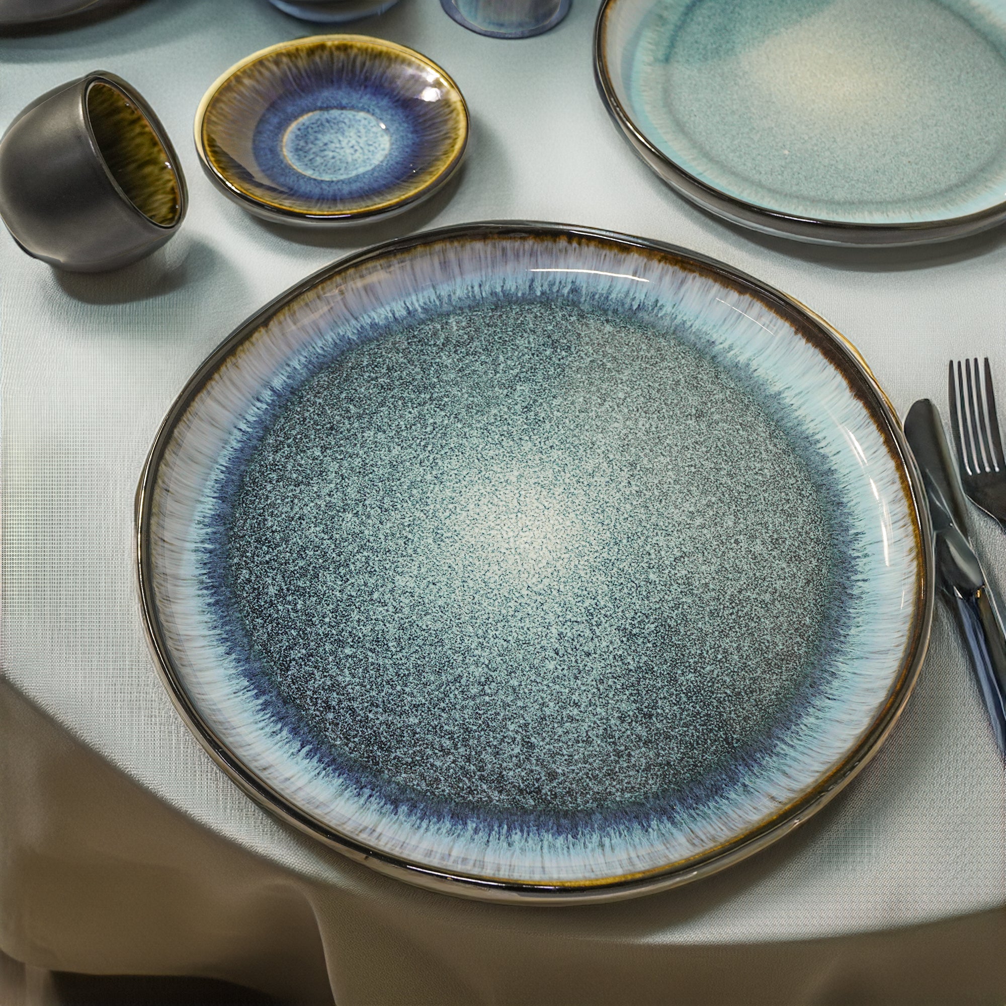 Blue Wave Salad Plate Black and Blue HZ3093 - Plates - ebarza Furniture UAE | Shop Modern Furniture in Abu Dhabi & Dubai - مفروشات ايبازرا في الامارات | تسوق اثاث عصري وديكورات مميزة في دبي وابوظبي