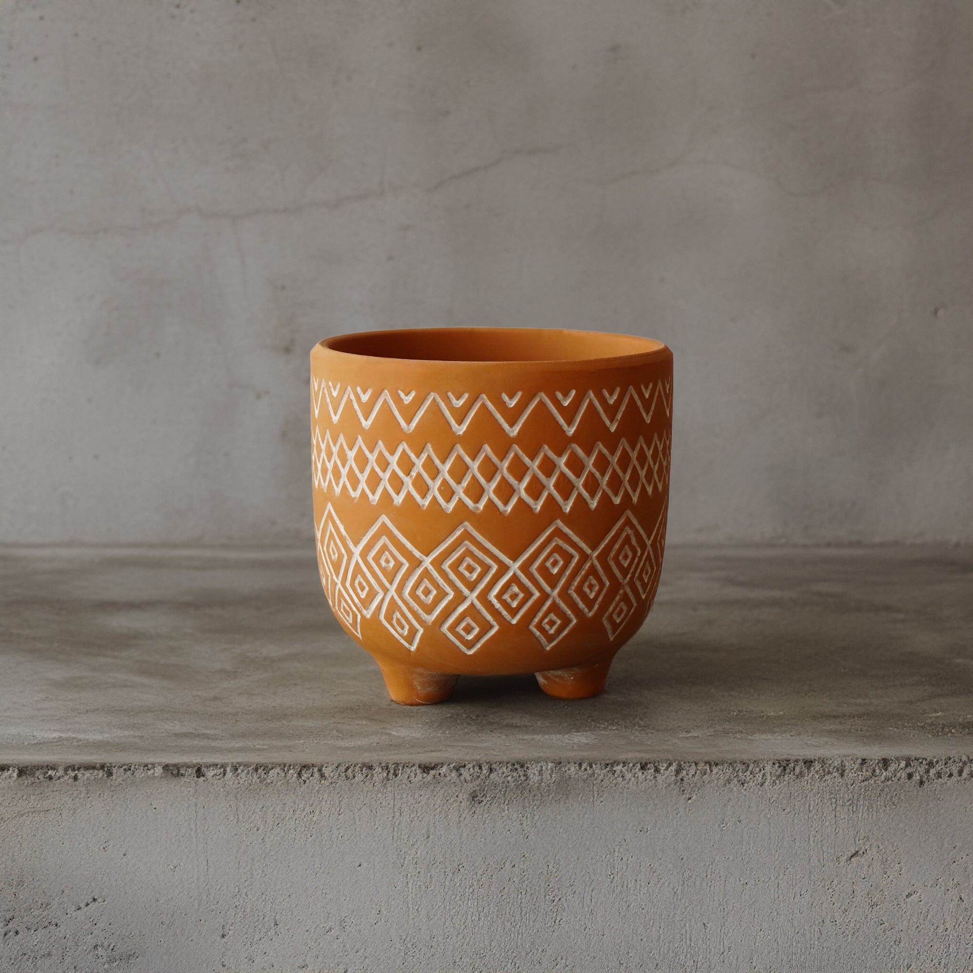 Triangular Terracotta Outdoor/Indoor Planter Box TE 8072F-187 - Planter Boxes - ebarza Furniture UAE | Shop Modern Furniture in Abu Dhabi & Dubai - مفروشات ايبازرا في الامارات | تسوق اثاث عصري وديكورات مميزة في دبي وابوظبي