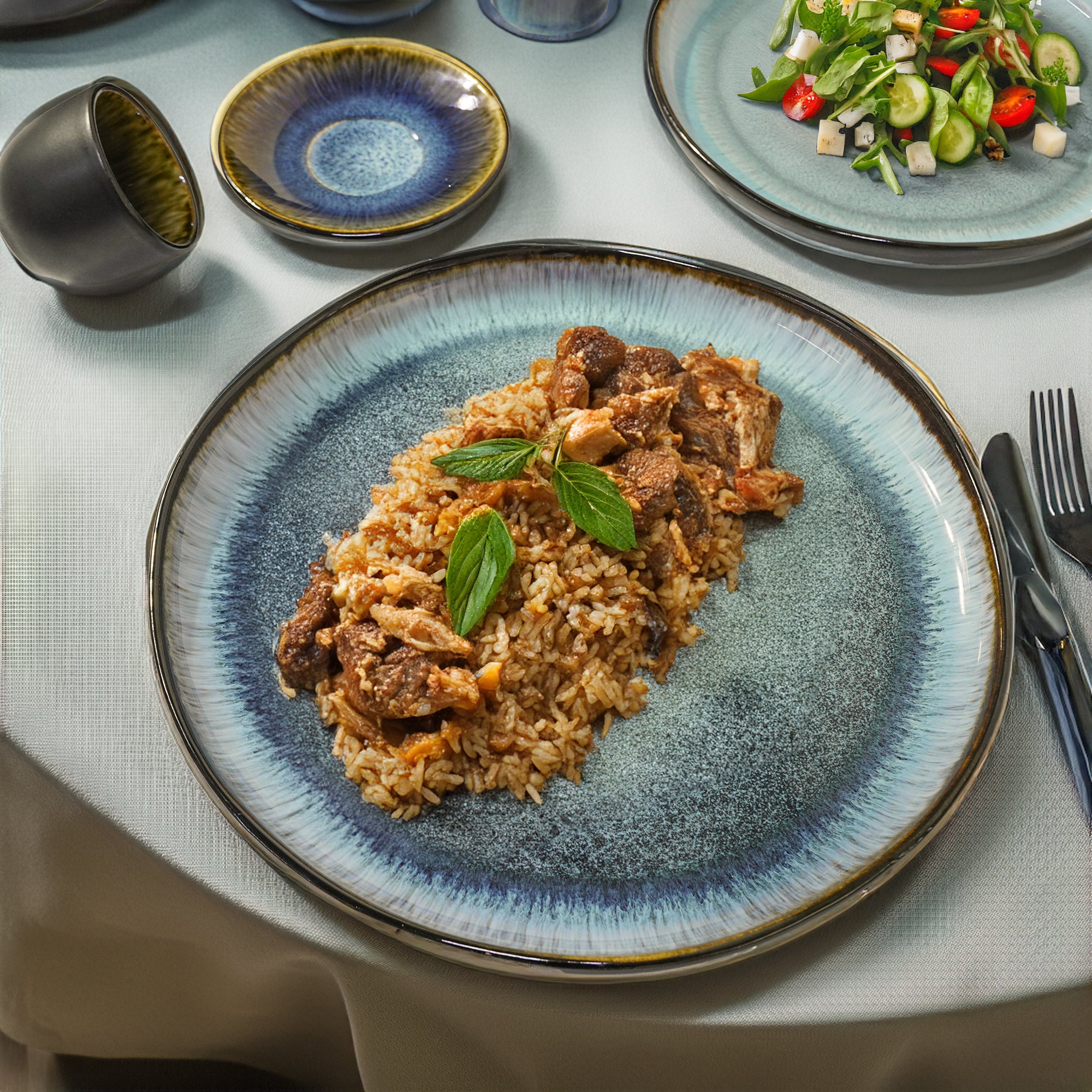 Blue Wave Salad Plate Black and Blue HZ3093 - Plates - ebarza Furniture UAE | Shop Modern Furniture in Abu Dhabi & Dubai - مفروشات ايبازرا في الامارات | تسوق اثاث عصري وديكورات مميزة في دبي وابوظبي