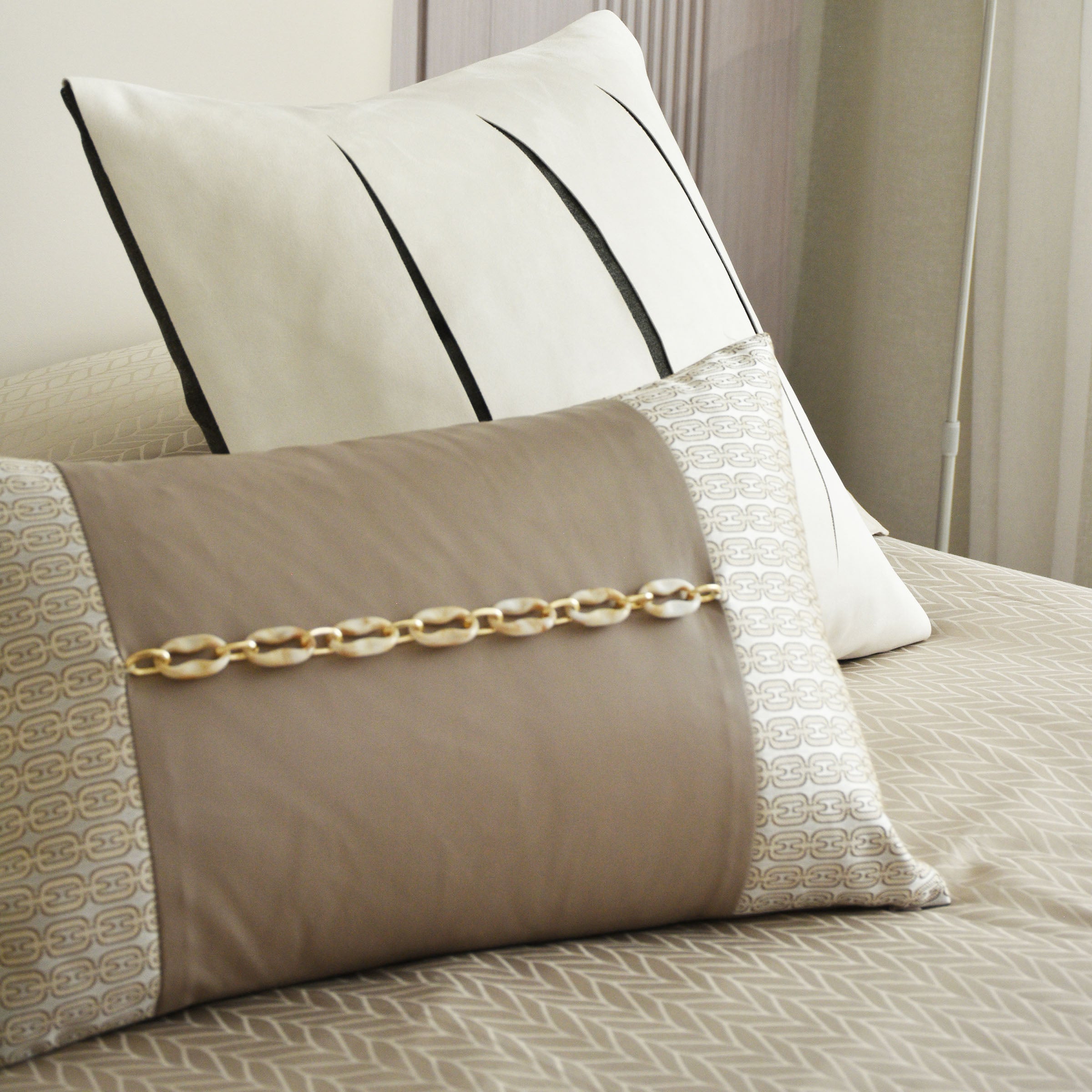 30*60 Moray Spliced Cushion - ECC074 - Cushions - ebarza Furniture UAE | Shop Modern Furniture in Abu Dhabi & Dubai - مفروشات ايبازرا في الامارات | تسوق اثاث عصري وديكورات مميزة في دبي وابوظبي