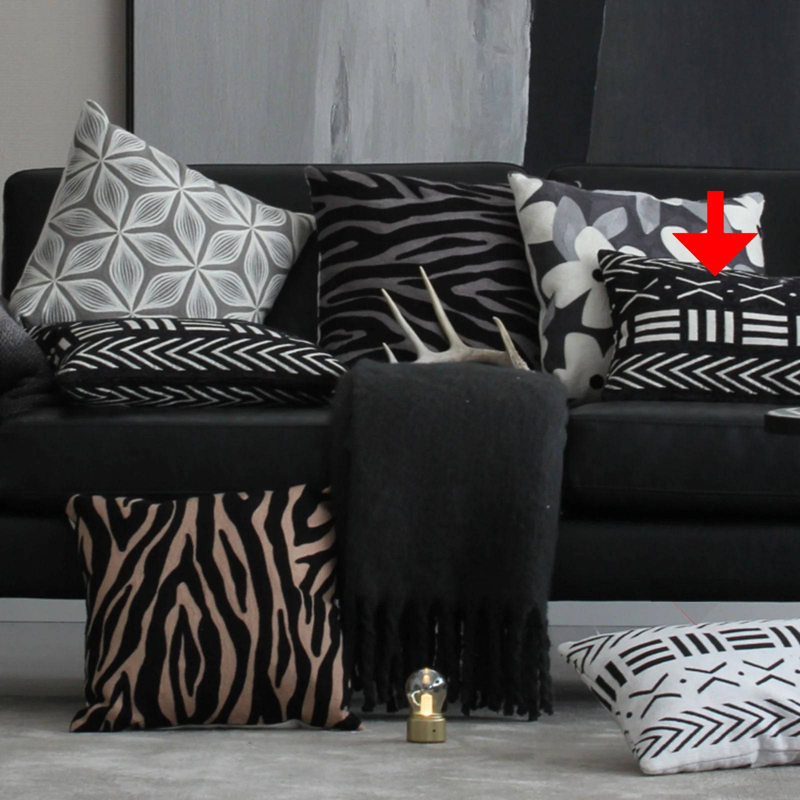 30X50 Cm Cushion Cover 190408-016-1-Black & White - Cushions - ebarza Furniture UAE | Shop Modern Furniture in Abu Dhabi & Dubai - مفروشات ايبازرا في الامارات | تسوق اثاث عصري وديكورات مميزة في دبي وابوظبي