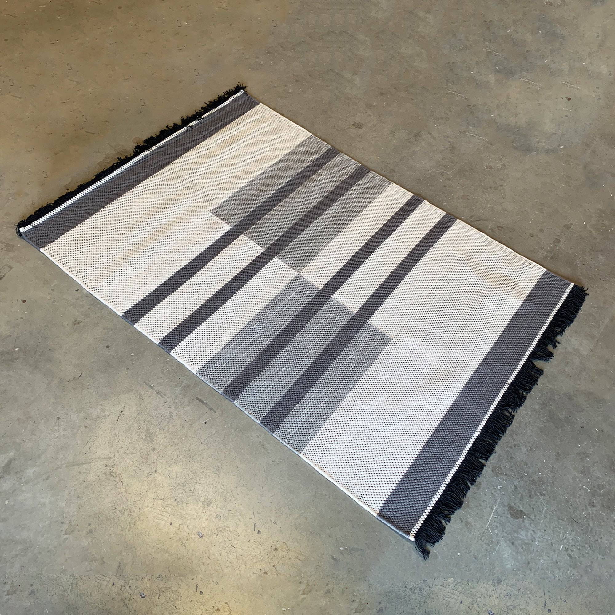 90X130 Cm Filford Handmade Wool Rug Filford Ffd-01-S - Rugs - ebarza Furniture UAE | Shop Modern Furniture in Abu Dhabi & Dubai - مفروشات ايبازرا في الامارات | تسوق اثاث عصري وديكورات مميزة في دبي وابوظبي