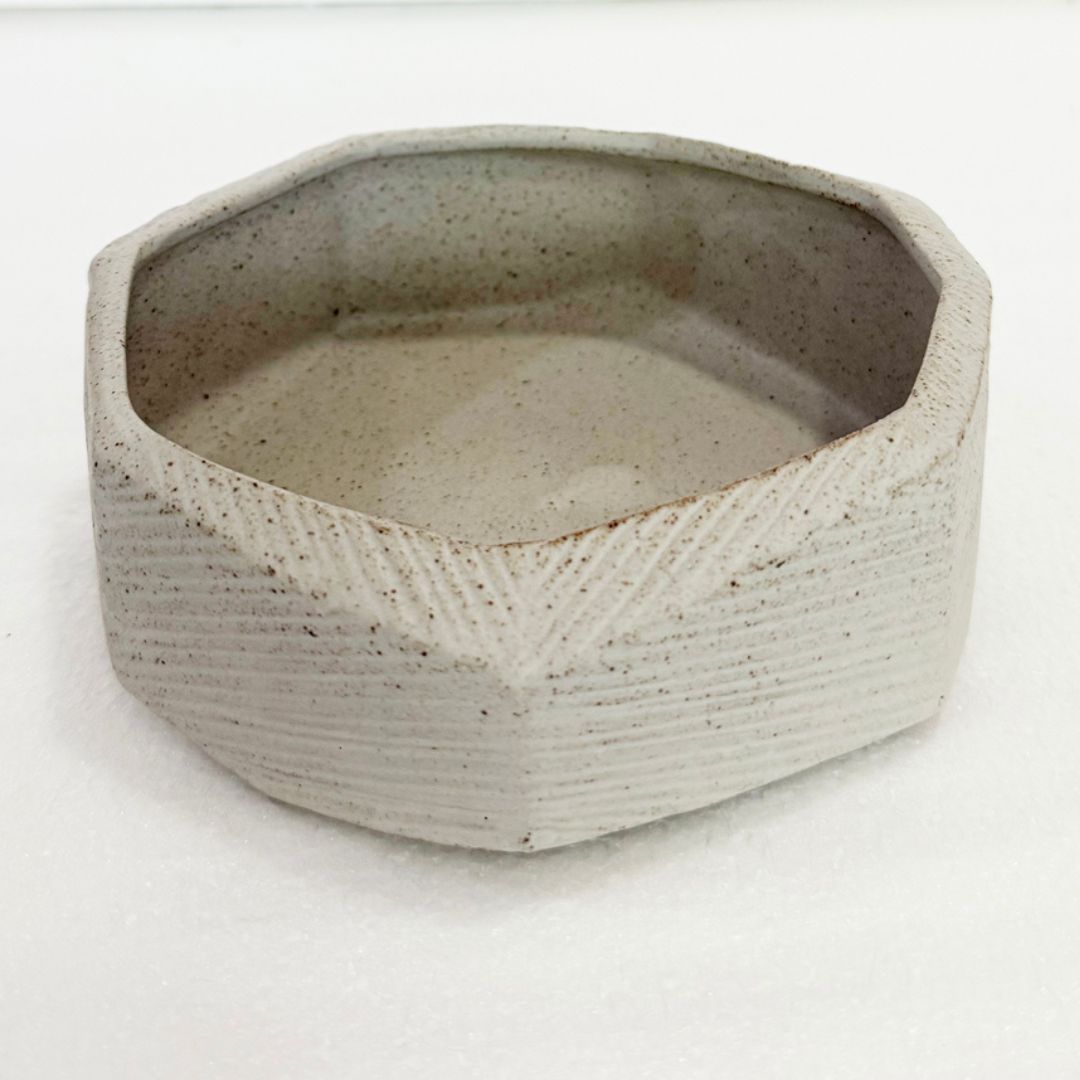 Pre-order 65 Days Delivery Hessian Off-White Small chizzled bowl CB4420-15-R537 - Bowls - ebarza Furniture UAE | Shop Modern Furniture in Abu Dhabi & Dubai - مفروشات ايبازرا في الامارات | تسوق اثاث عصري وديكورات مميزة في دبي وابوظبي