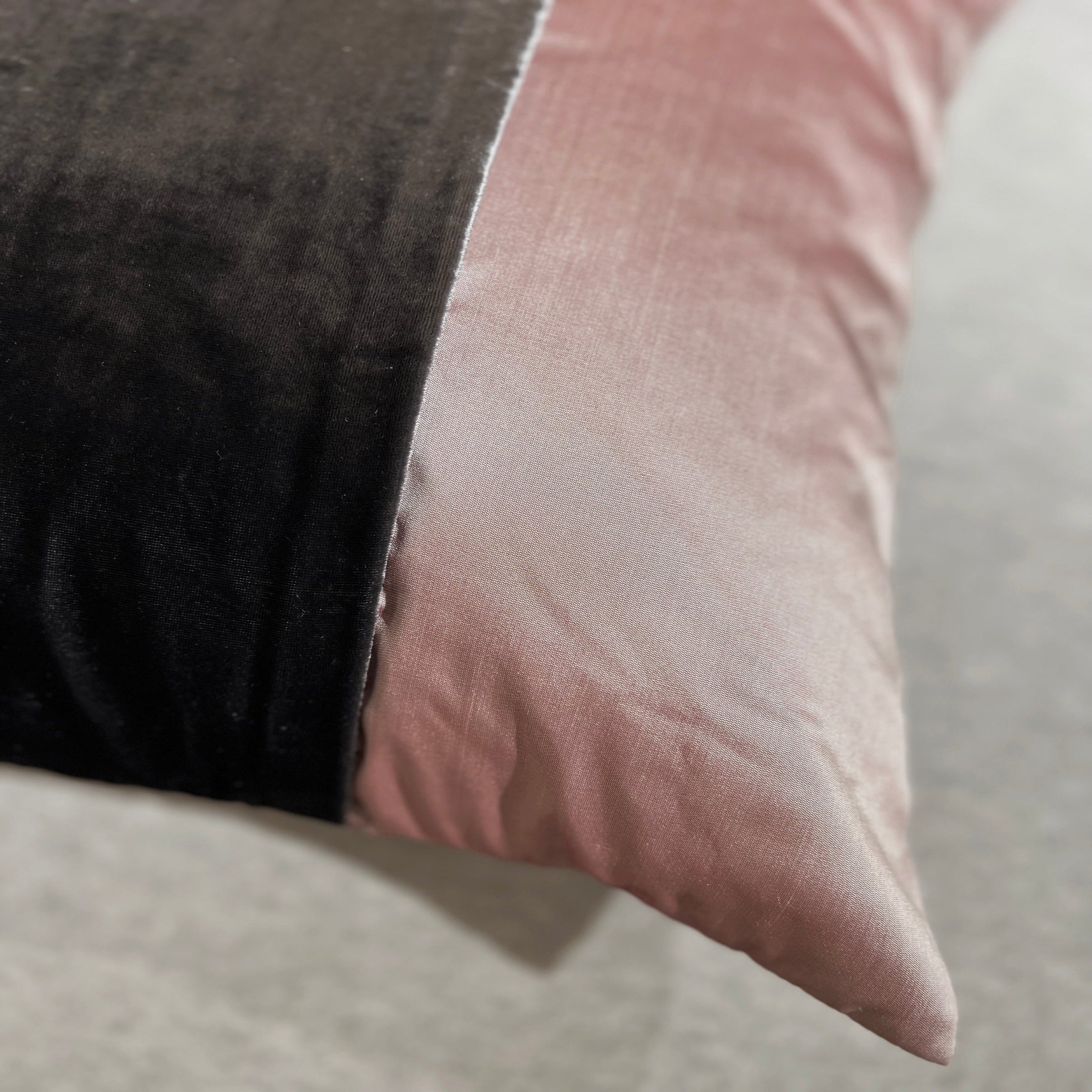 45*45 Fidel Silk Cushion - ECC107 - Cushions - ebarza Furniture UAE | Shop Modern Furniture in Abu Dhabi & Dubai - مفروشات ايبازرا في الامارات | تسوق اثاث عصري وديكورات مميزة في دبي وابوظبي