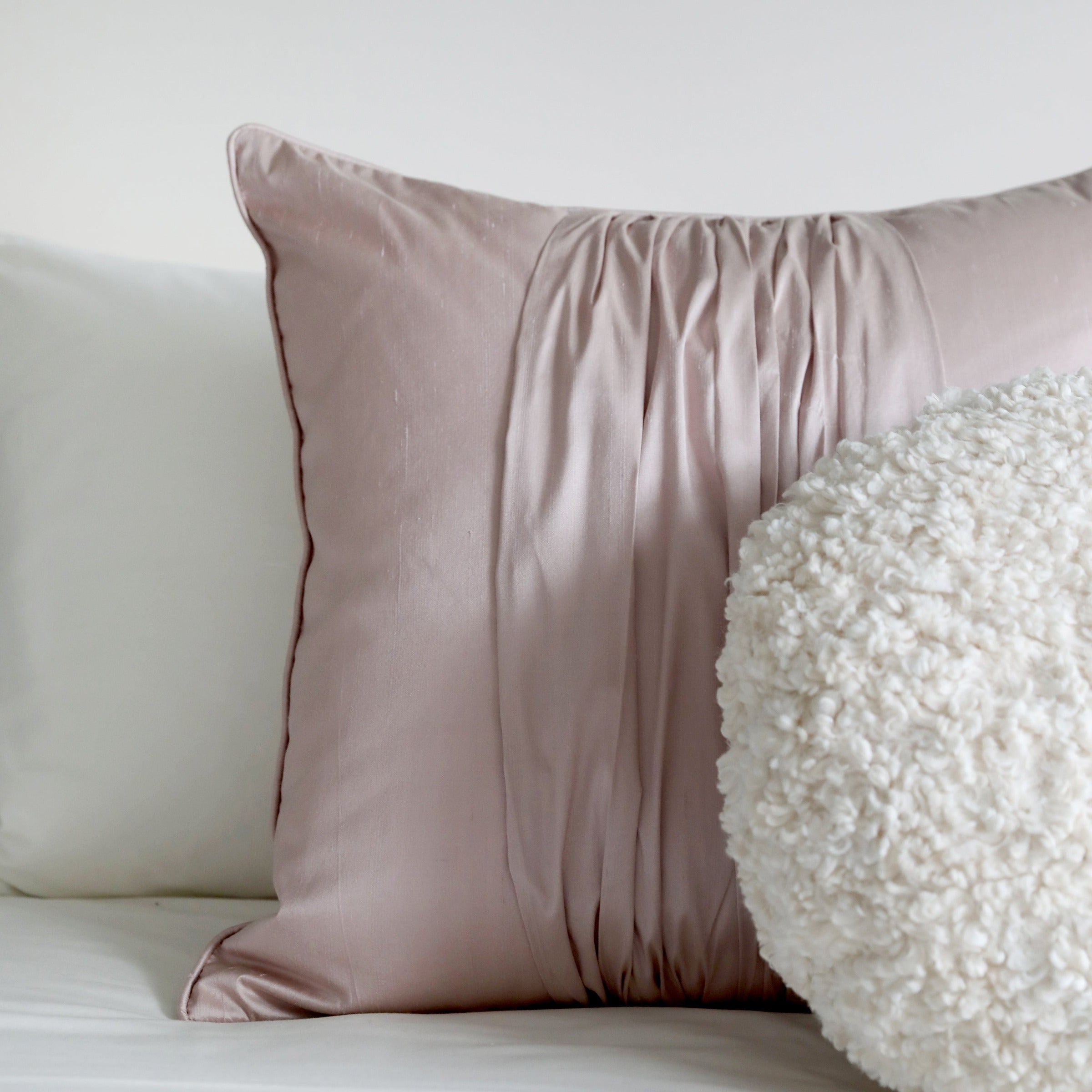 45*45 Hiago silk Cushion - ECC117 - Cushions - ebarza Furniture UAE | Shop Modern Furniture in Abu Dhabi & Dubai - مفروشات ايبازرا في الامارات | تسوق اثاث عصري وديكورات مميزة في دبي وابوظبي