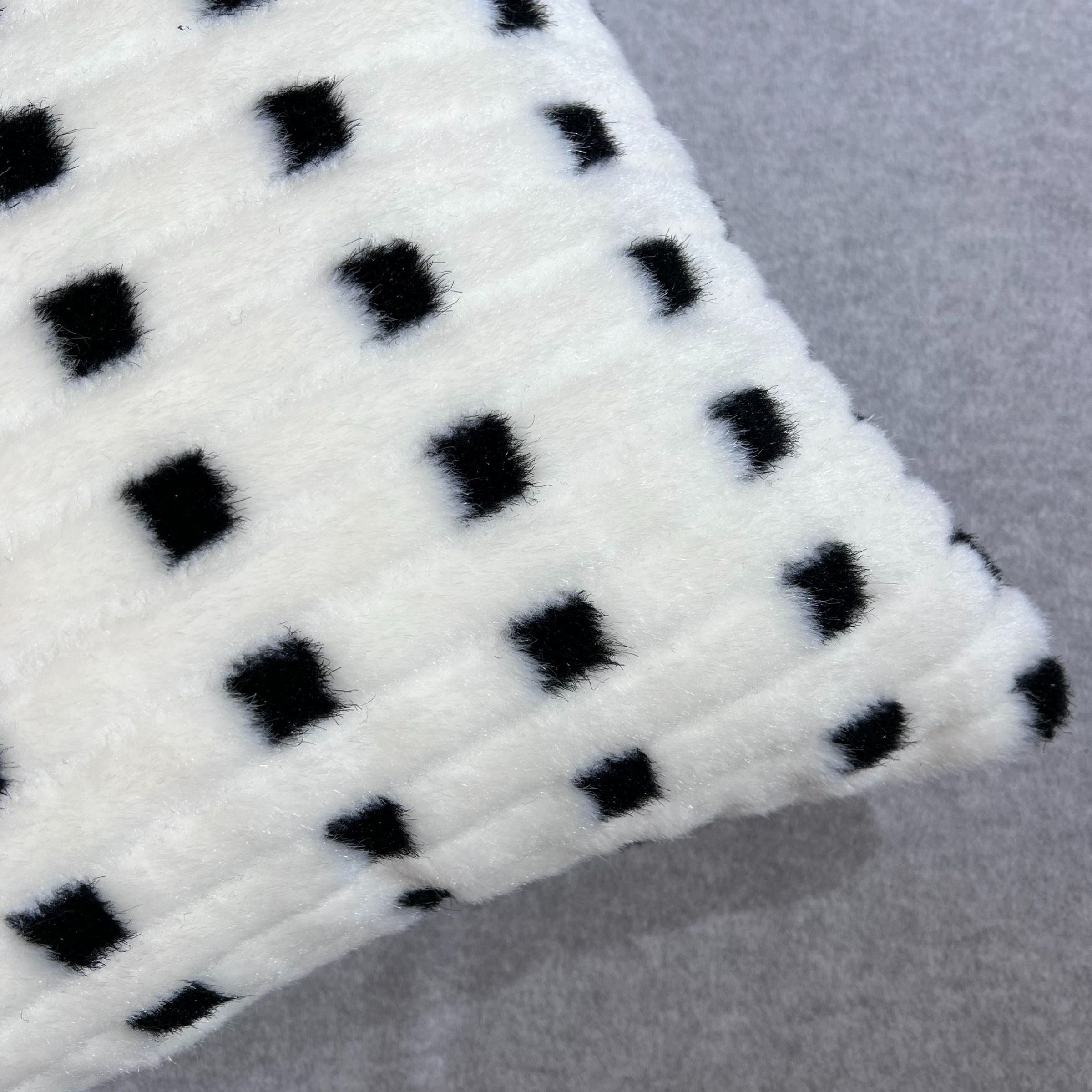 45*45 Jacklyn Plush Cushion - ECC100 - Cushions - ebarza Furniture UAE | Shop Modern Furniture in Abu Dhabi & Dubai - مفروشات ايبازرا في الامارات | تسوق اثاث عصري وديكورات مميزة في دبي وابوظبي