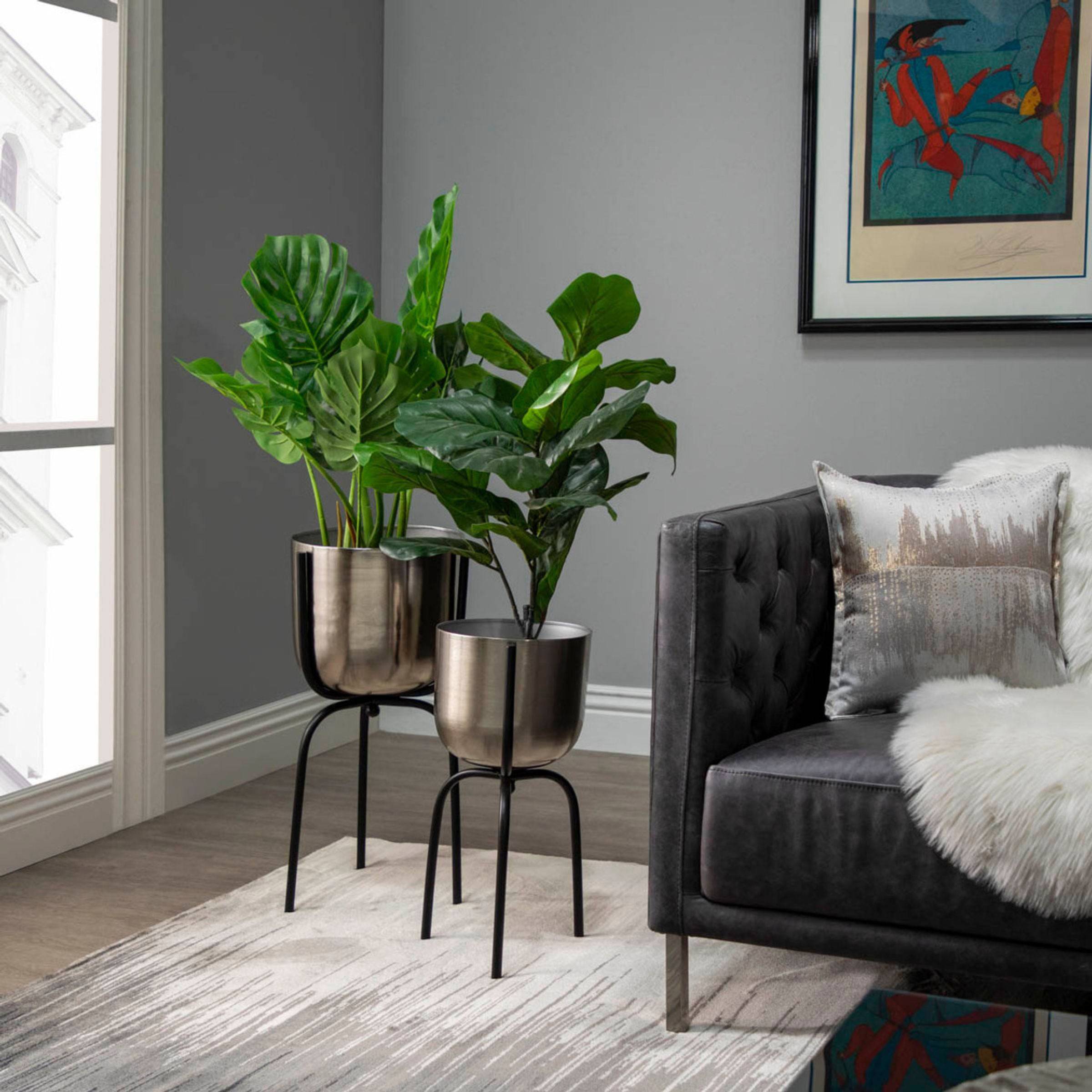 Metal Planter On Tripod 15159-02 - Planter Boxes - ebarza Furniture UAE | Shop Modern Furniture in Abu Dhabi & Dubai - مفروشات ايبازرا في الامارات | تسوق اثاث عصري وديكورات مميزة في دبي وابوظبي