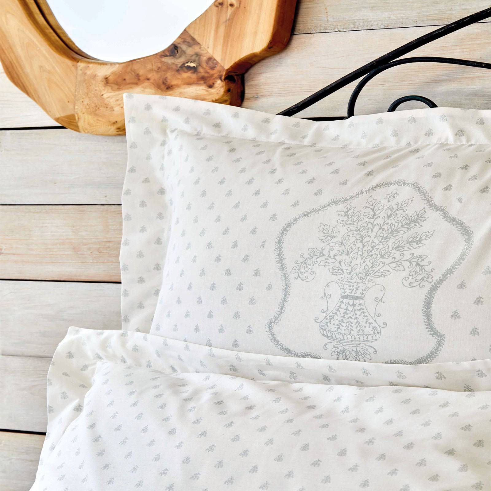 Silvio Gold Nevi Bedding Set 200.16.01.0195 - Bedding - ebarza Furniture UAE | Shop Modern Furniture in Abu Dhabi & Dubai - مفروشات ايبازرا في الامارات | تسوق اثاث عصري وديكورات مميزة في دبي وابوظبي