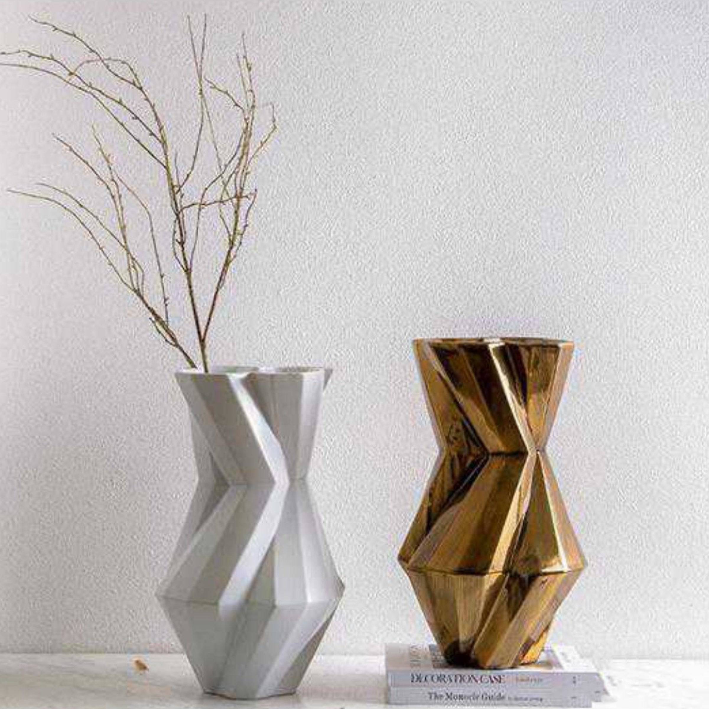 White Torsional Vase Fa-D2085A - Vases - ebarza Furniture UAE | Shop Modern Furniture in Abu Dhabi & Dubai - مفروشات ايبازرا في الامارات | تسوق اثاث عصري وديكورات مميزة في دبي وابوظبي