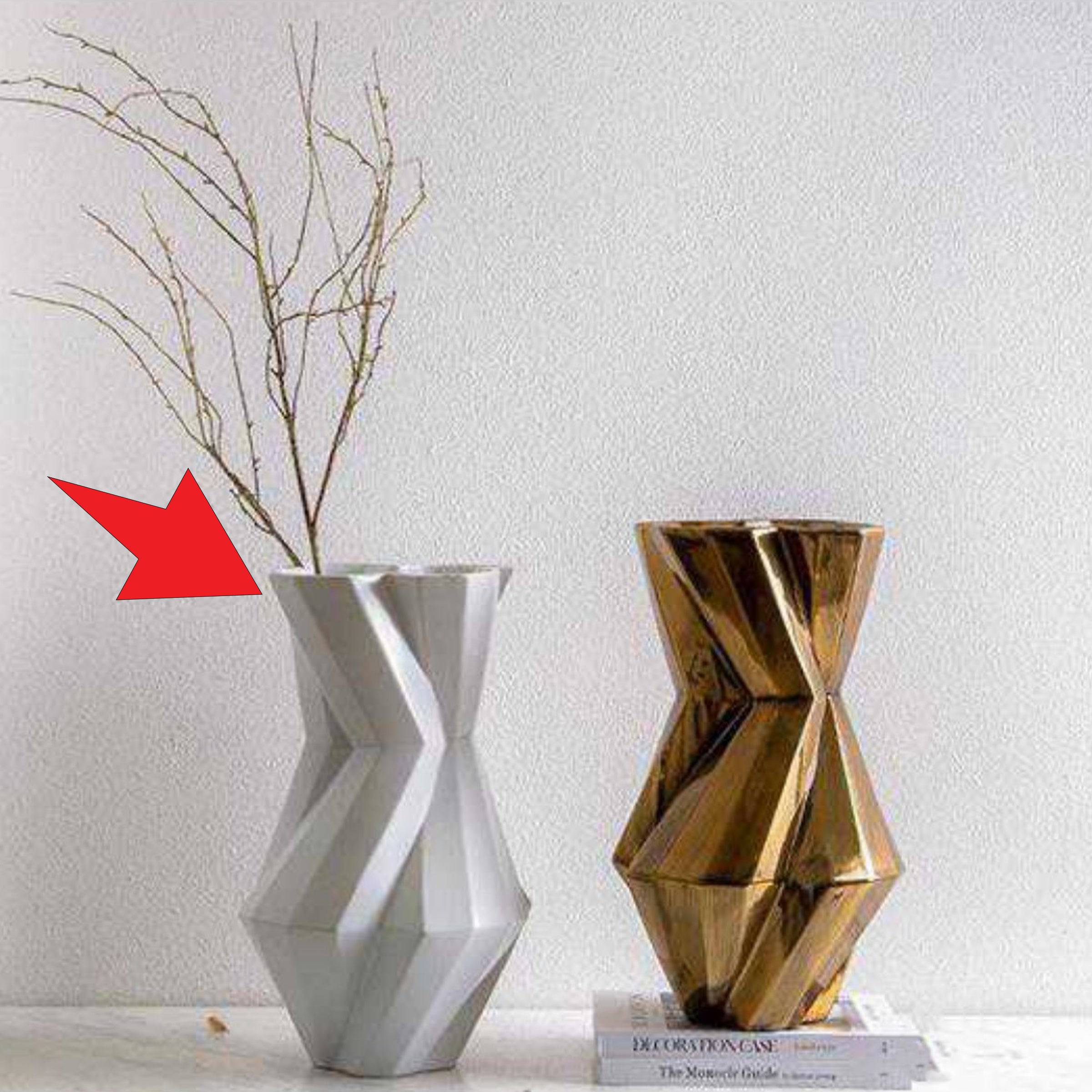 White Torsional Vase Fa-D2085A - Vases - ebarza Furniture UAE | Shop Modern Furniture in Abu Dhabi & Dubai - مفروشات ايبازرا في الامارات | تسوق اثاث عصري وديكورات مميزة في دبي وابوظبي
