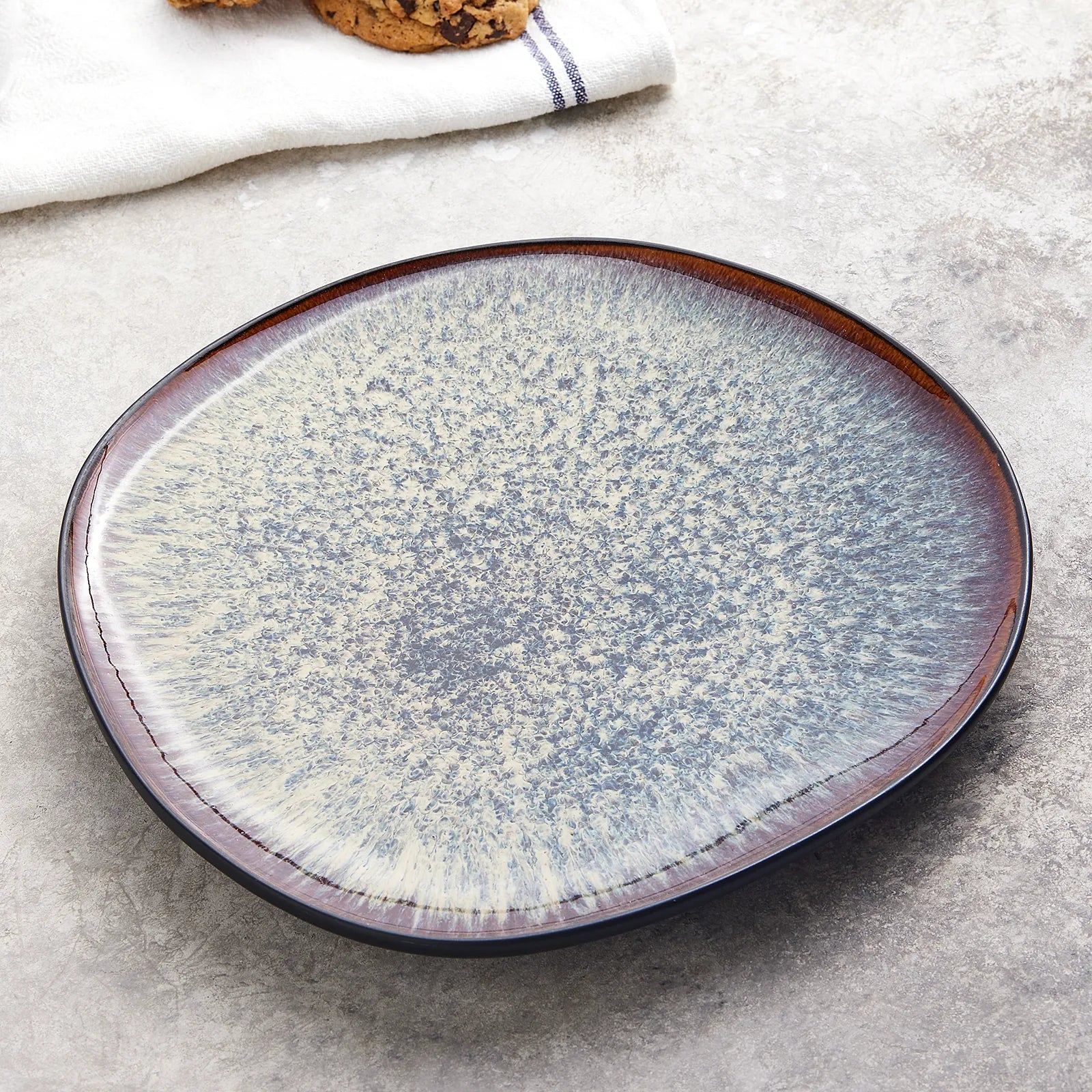 Karaca Black Galactic Serving Plate 27 cm 153.03.06.7233 - Plates - ebarza Furniture UAE | Shop Modern Furniture in Abu Dhabi & Dubai - مفروشات ايبازرا في الامارات | تسوق اثاث عصري وديكورات مميزة في دبي وابوظبي