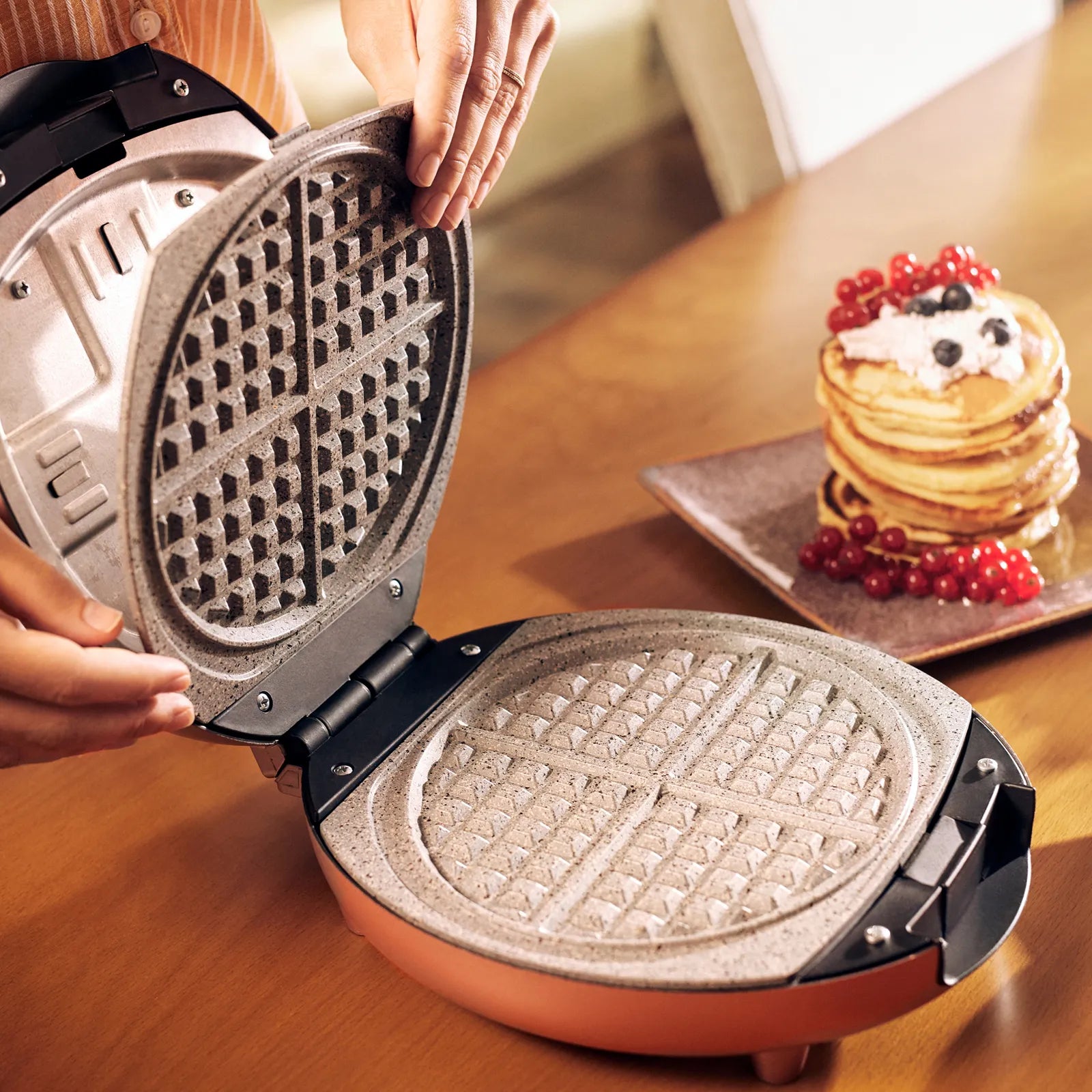 Karaca Funday Redgold Removable Plate Waffle Maker 1000W 153.01.06.4928 - Kitchen Appliances - ebarza Furniture UAE | Shop Modern Furniture in Abu Dhabi & Dubai - مفروشات ايبازرا في الامارات | تسوق اثاث عصري وديكورات مميزة في دبي وابوظبي