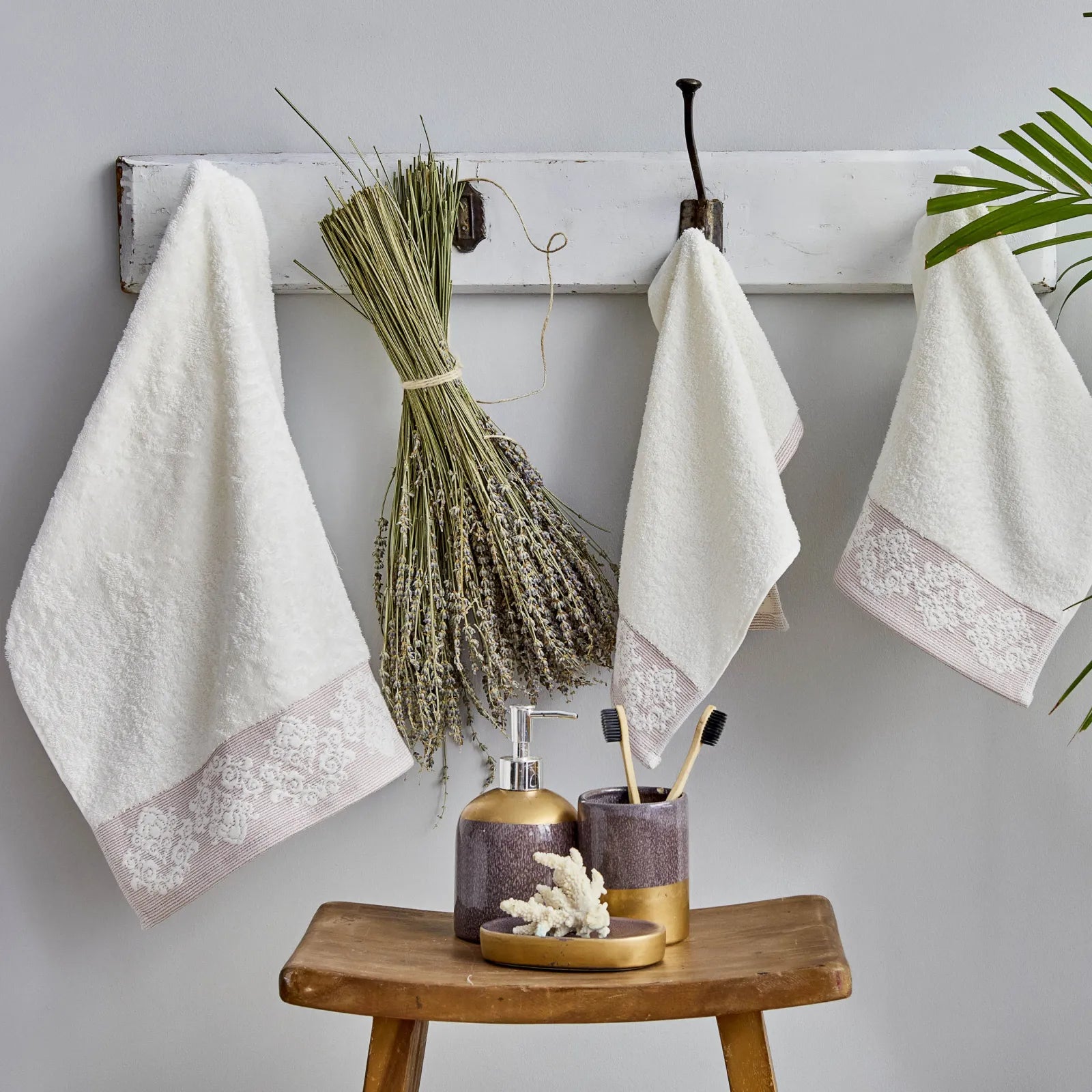 Karaca Home Frankie Red Set Of 3 Hand And Face Towels 200.18.01.0562 - Towels - ebarza Furniture UAE | Shop Modern Furniture in Abu Dhabi & Dubai - مفروشات ايبازرا في الامارات | تسوق اثاث عصري وديكورات مميزة في دبي وابوظبي