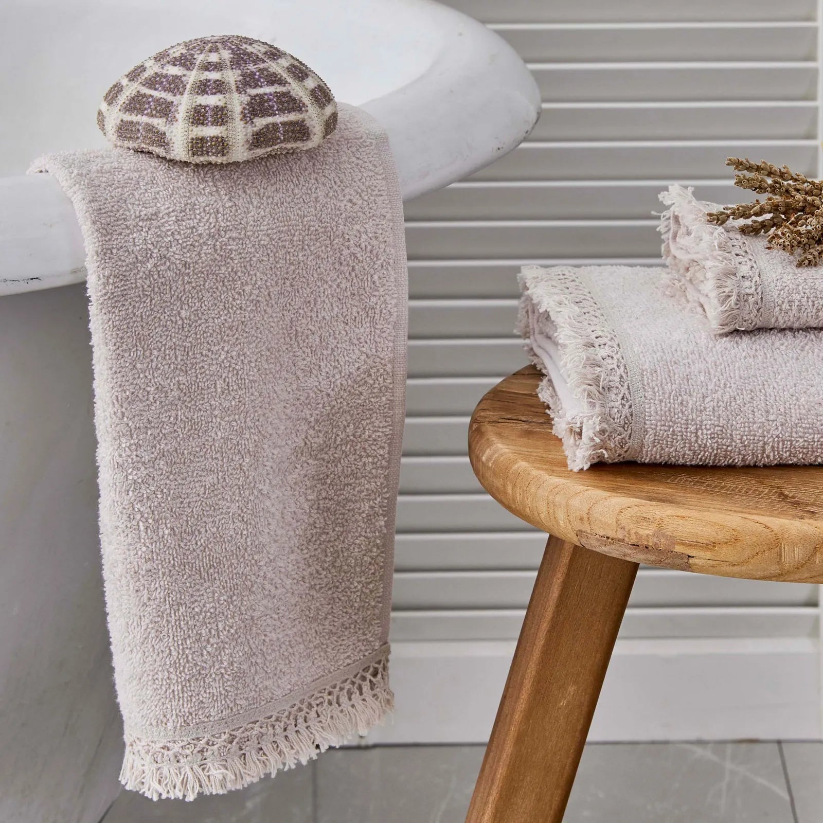 Karaca Sarah Anderson Dania Beige 3-Piece Towel Set 160.02.01.0529 - Towels - ebarza Furniture UAE | Shop Modern Furniture in Abu Dhabi & Dubai - مفروشات ايبازرا في الامارات | تسوق اثاث عصري وديكورات مميزة في دبي وابوظبي