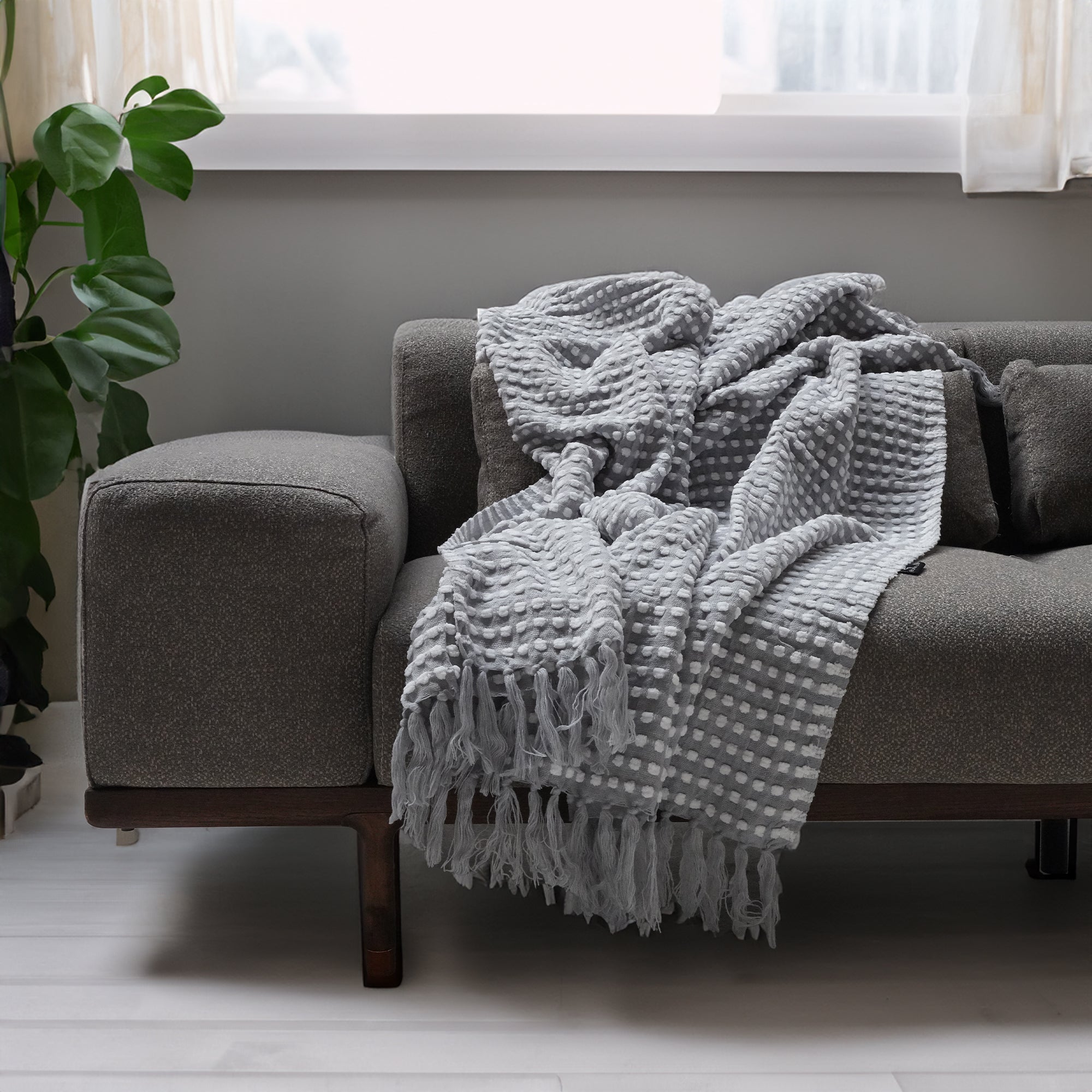 Handmade Gray Throw Blanket DT2306-GRY -  Blankets | بطانية رمي رمادية مصنوعة يدويًا - ebarza Furniture UAE | Shop Modern Furniture in Abu Dhabi & Dubai - مفروشات ايبازرا في الامارات | تسوق اثاث عصري وديكورات مميزة في دبي وابوظبي