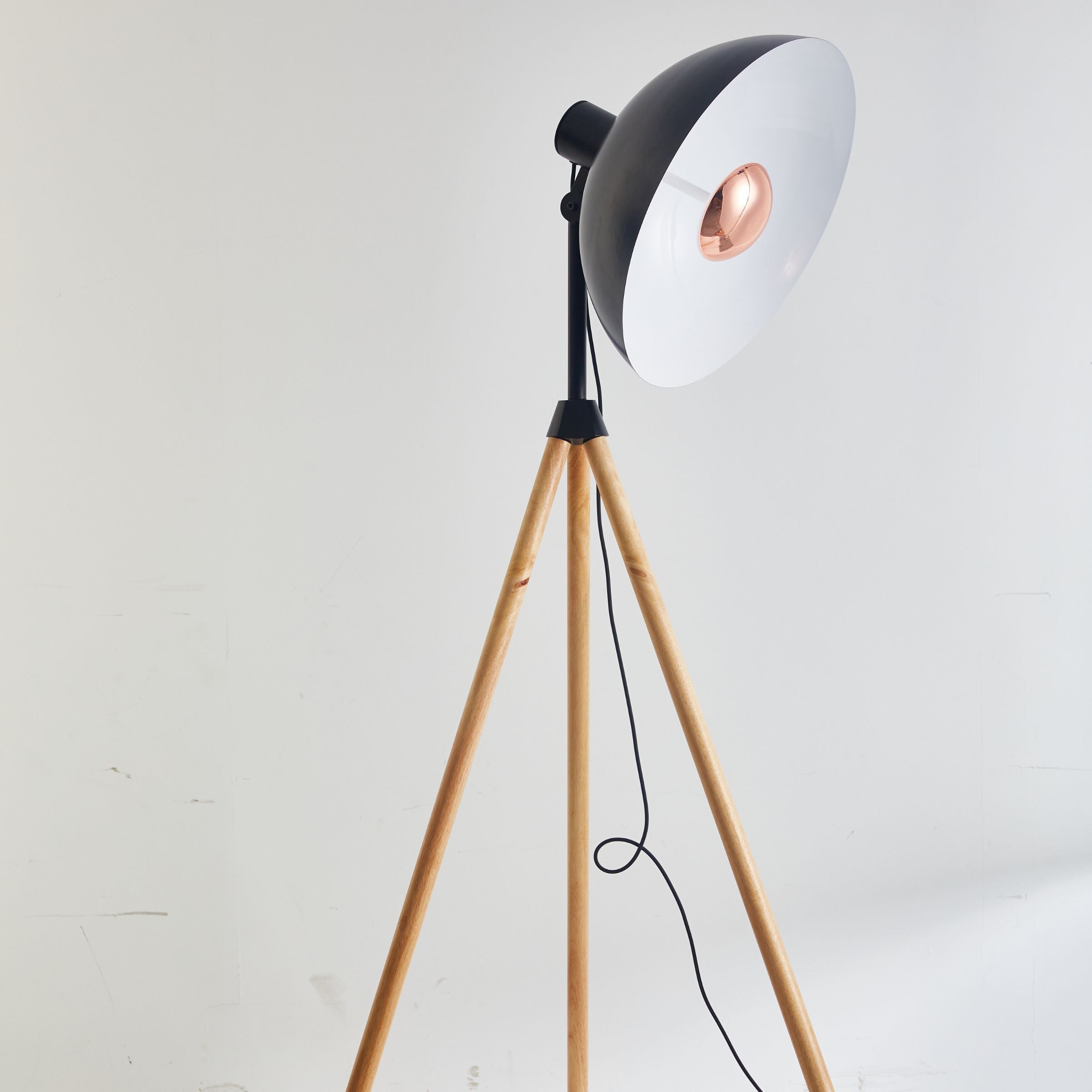 Fame Wooden Floor Lamp CY-LTD-1007 -  Floor Lamps | مصباح أرضي أسود - ebarza Furniture UAE | Shop Modern Furniture in Abu Dhabi & Dubai - مفروشات ايبازرا في الامارات | تسوق اثاث عصري وديكورات مميزة في دبي وابوظبي