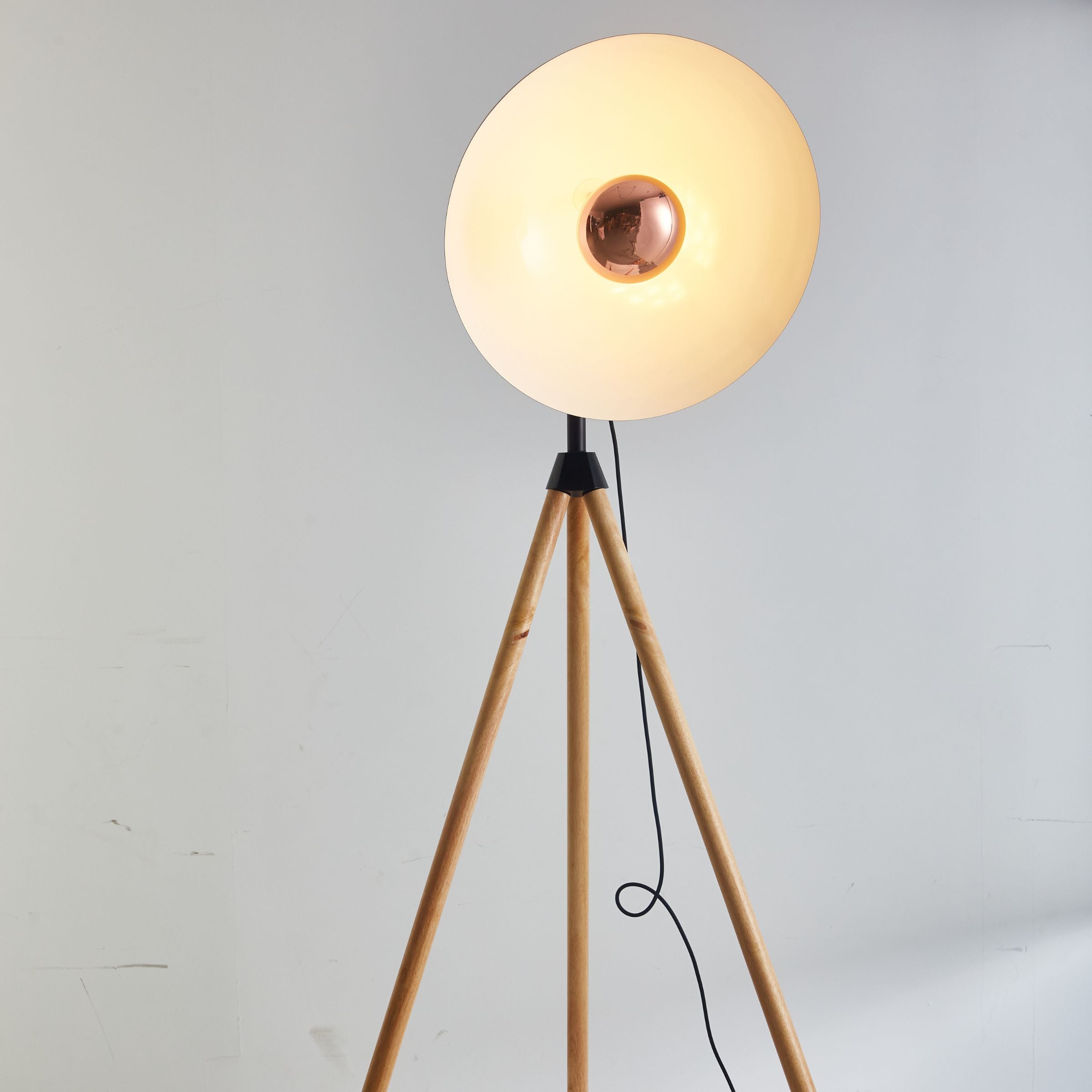 Fame Wooden Floor Lamp CY-LTD-1007 -  Floor Lamps | مصباح أرضي أسود - ebarza Furniture UAE | Shop Modern Furniture in Abu Dhabi & Dubai - مفروشات ايبازرا في الامارات | تسوق اثاث عصري وديكورات مميزة في دبي وابوظبي