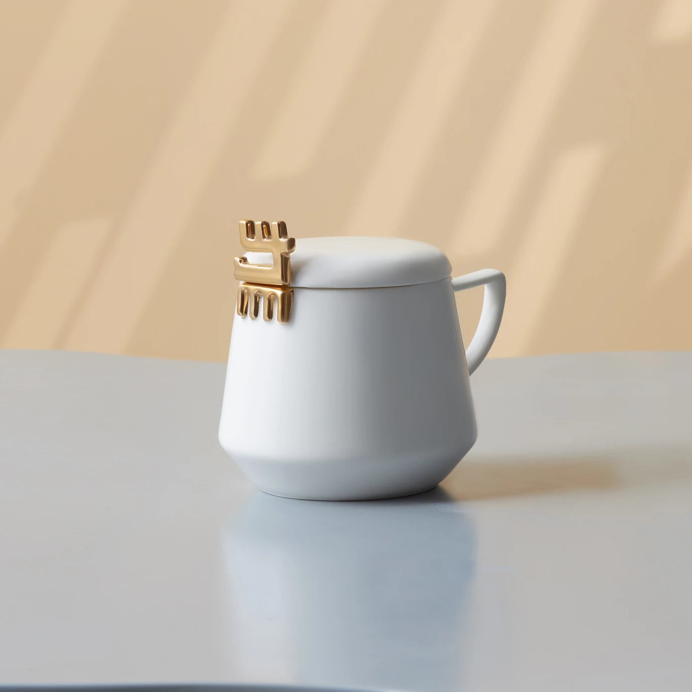 Pre-order 25 Days Delivery - Karaca 50th Year Signature Collection White Mug with Lid 350 ml 153.03.05.0191 -  Mugs - ebarza Furniture UAE | Shop Modern Furniture in Abu Dhabi & Dubai - مفروشات ايبازرا في الامارات | تسوق اثاث عصري وديكورات مميزة في دبي وابوظبي