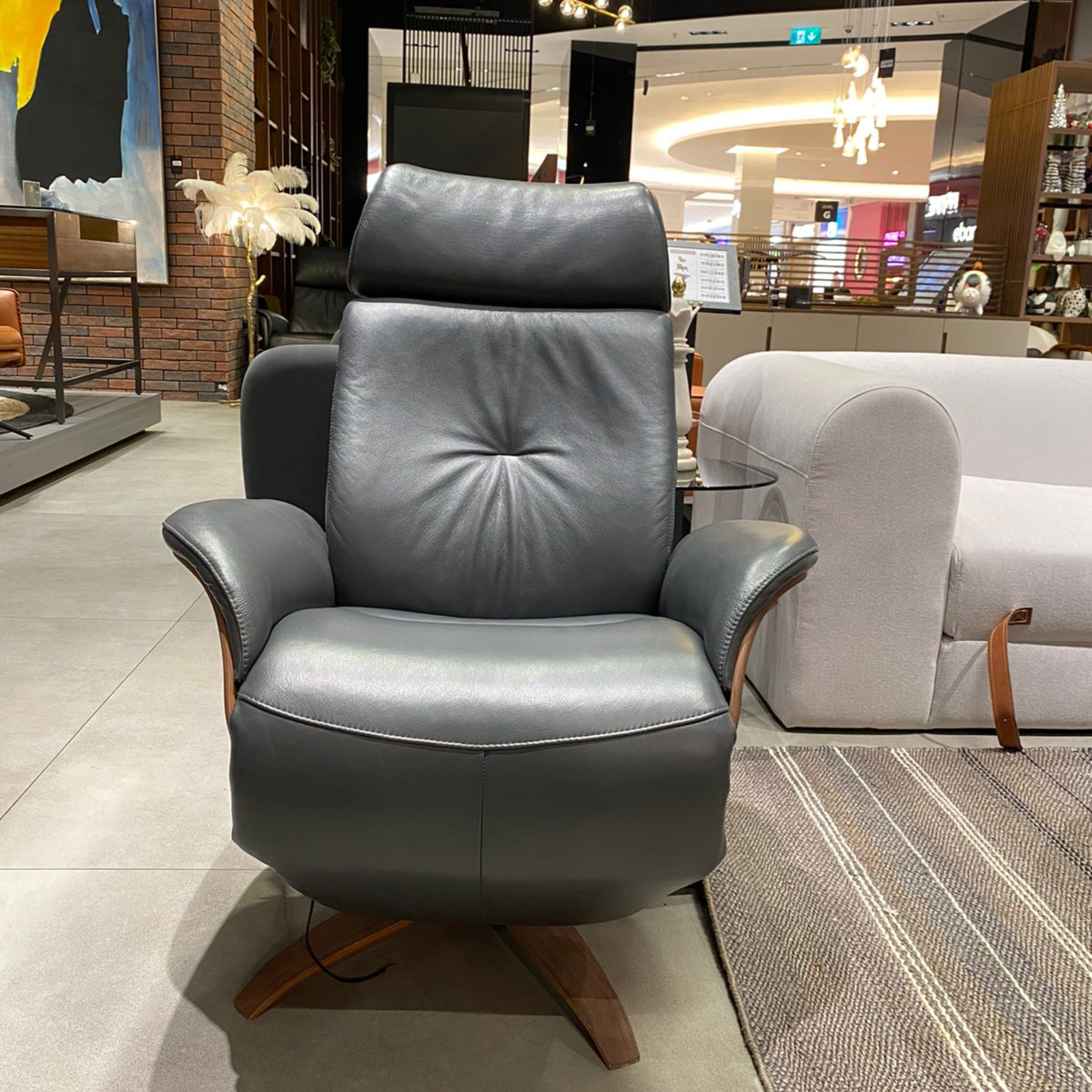 Display Item - Benz Relaxing Swivel And Electric Grey Recliner Lounge Chair  Hkp-7608MfelNakheel -  USED ITEM | قطعة من المعرض - بينز كرسي استرخاء دوار وكهربائي - ebarza Furniture UAE | Shop Modern Furniture in Abu Dhabi & Dubai - مفروشات ايبازرا في الامارات | تسوق اثاث عصري وديكورات مميزة في دبي وابوظبي