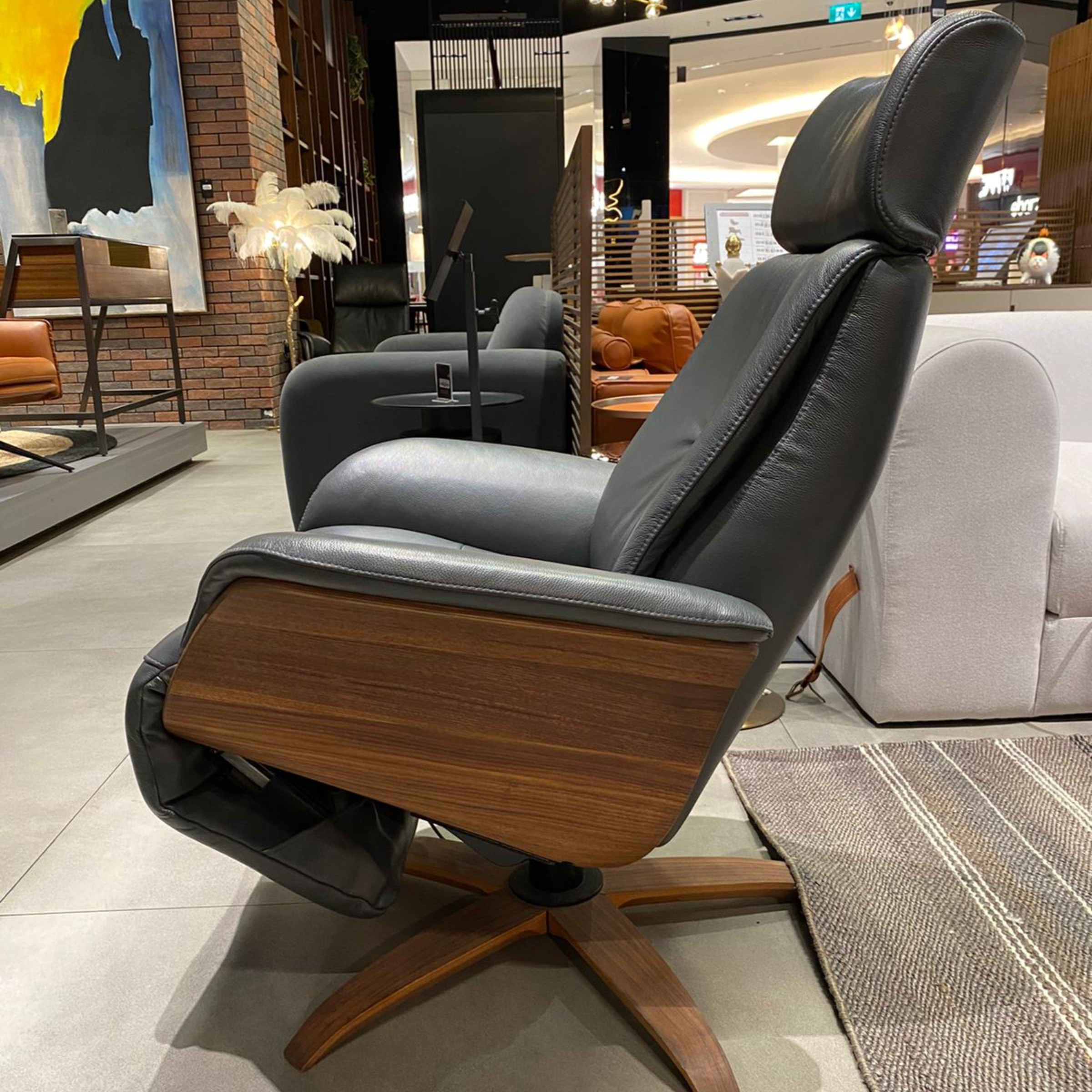 Display Item - Benz Relaxing Swivel And Electric Grey Recliner Lounge Chair  Hkp-7608MfelNakheel -  USED ITEM | قطعة من المعرض - بينز كرسي استرخاء دوار وكهربائي - ebarza Furniture UAE | Shop Modern Furniture in Abu Dhabi & Dubai - مفروشات ايبازرا في الامارات | تسوق اثاث عصري وديكورات مميزة في دبي وابوظبي