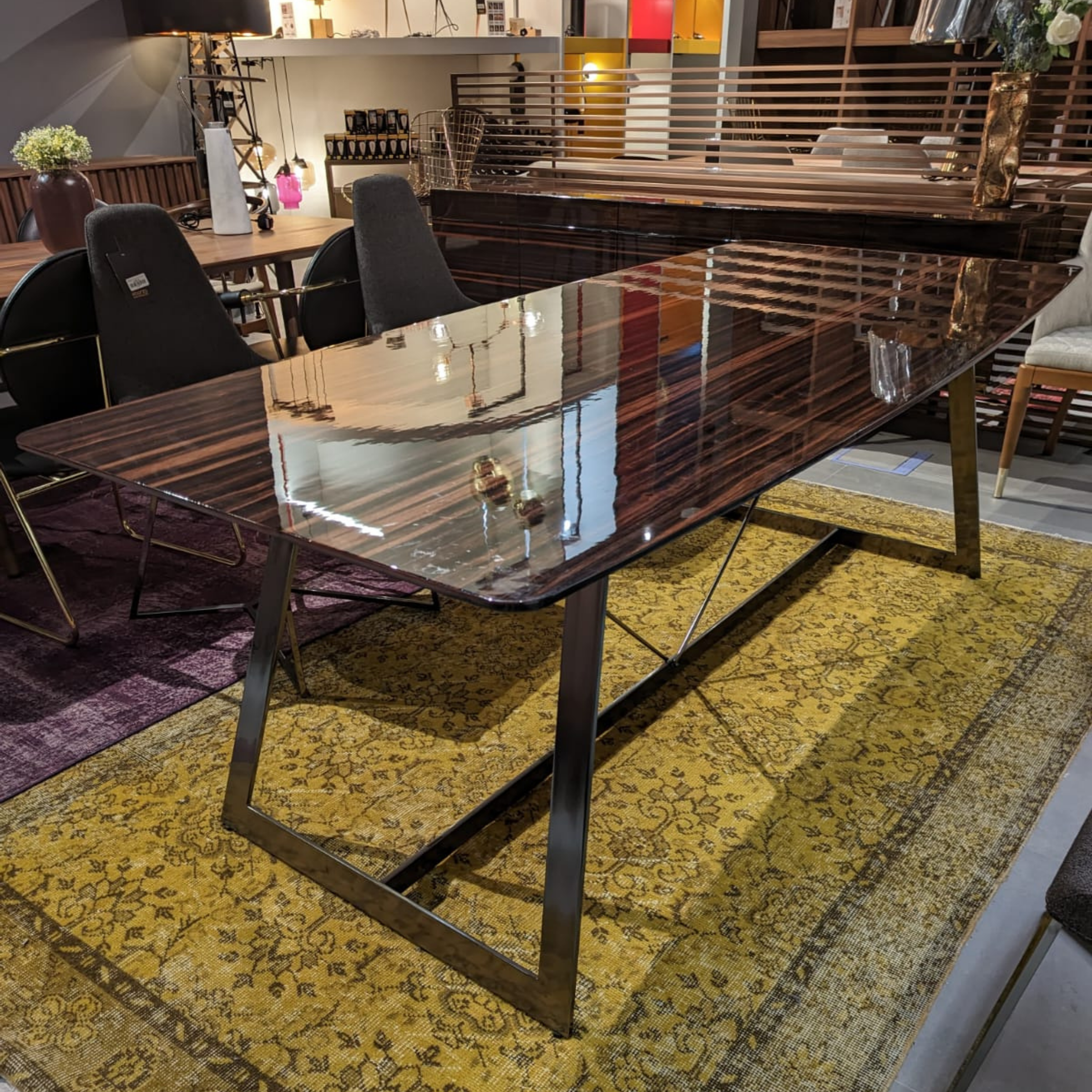 Display Item - Elegant Dining Table Ele-TableYAS -  USED ITEM | قطعة من المعرض - طاولة طعام من ايليجانت - ebarza Furniture UAE | Shop Modern Furniture in Abu Dhabi & Dubai - مفروشات ايبازرا في الامارات | تسوق اثاث عصري وديكورات مميزة في دبي وابوظبي