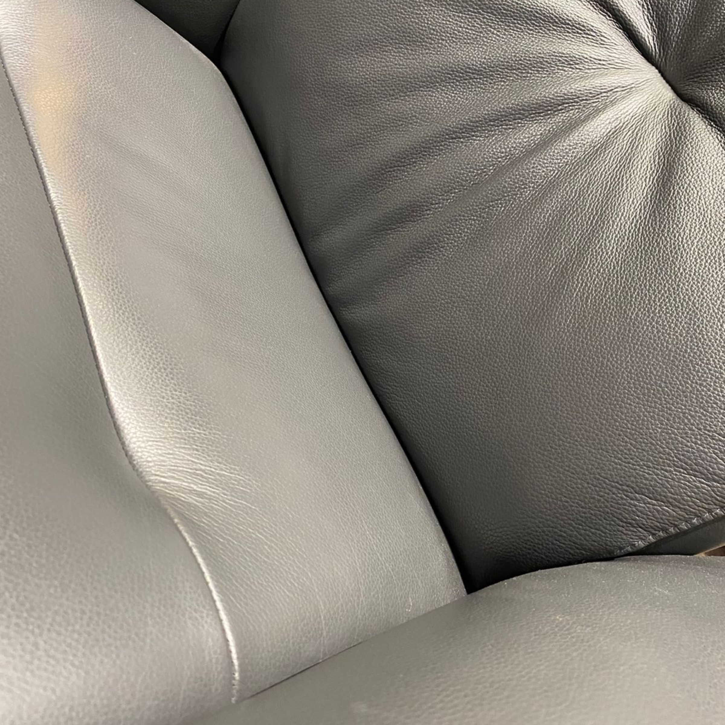 Display Item - Benz Relaxing Swivel And Electric Grey Recliner Lounge Chair  Hkp-7608MfelNakheel -  USED ITEM | قطعة من المعرض - بينز كرسي استرخاء دوار وكهربائي - ebarza Furniture UAE | Shop Modern Furniture in Abu Dhabi & Dubai - مفروشات ايبازرا في الامارات | تسوق اثاث عصري وديكورات مميزة في دبي وابوظبي