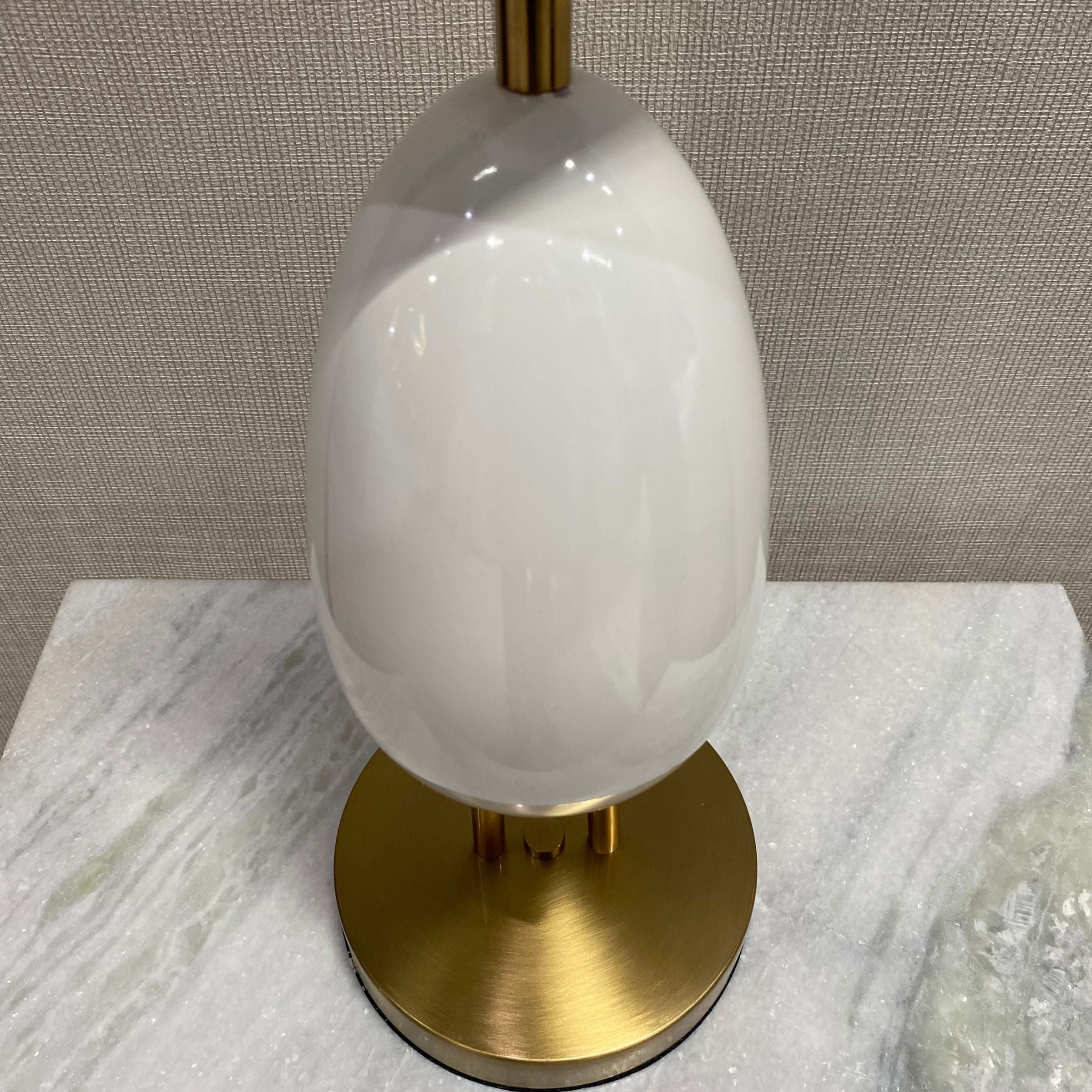 Table Lamp White CY-LTD-1011-W -  Desk\table Lamps | مصباح طاولة أبيض - ebarza Furniture UAE | Shop Modern Furniture in Abu Dhabi & Dubai - مفروشات ايبازرا في الامارات | تسوق اثاث عصري وديكورات مميزة في دبي وابوظبي