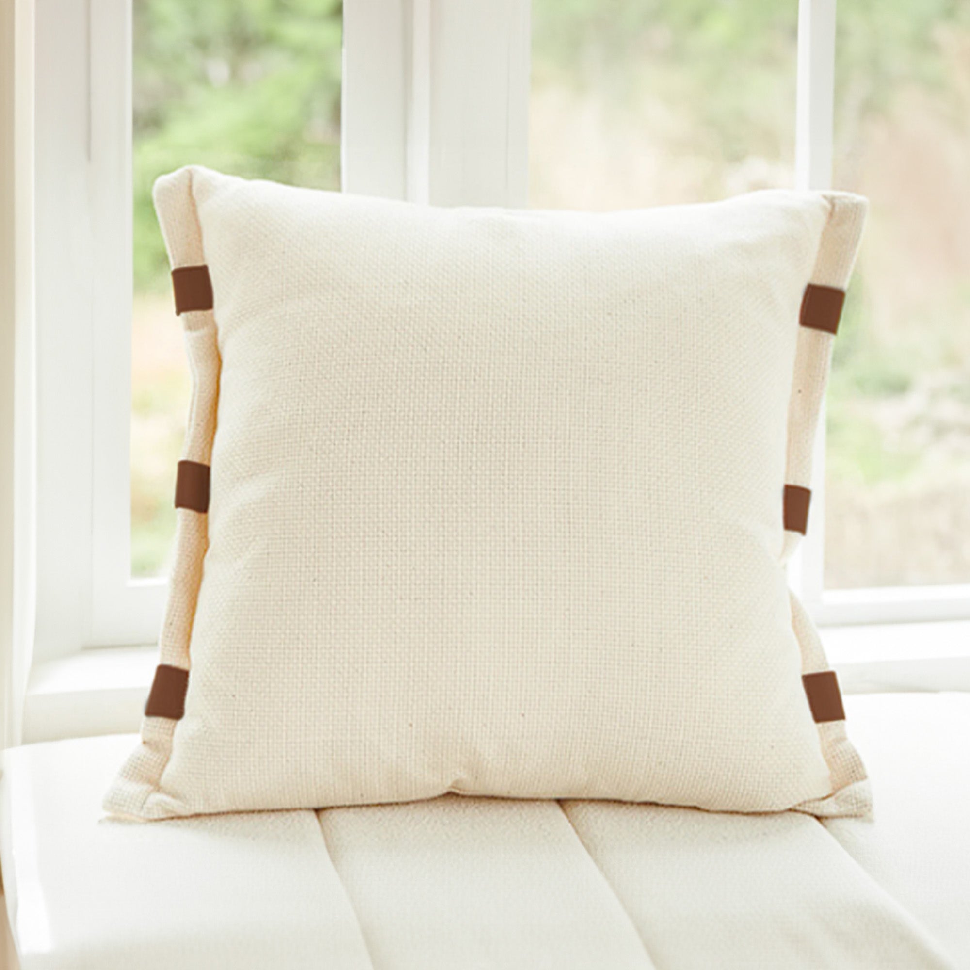 45x45 cm White Edge Leather Cushion KD2352-White/Brown -  Cushions | وسادة جلدية بحافة بنية مقاس 45 × 45 سم - ebarza Furniture UAE | Shop Modern Furniture in Abu Dhabi & Dubai - مفروشات ايبازرا في الامارات | تسوق اثاث عصري وديكورات مميزة في دبي وابوظبي