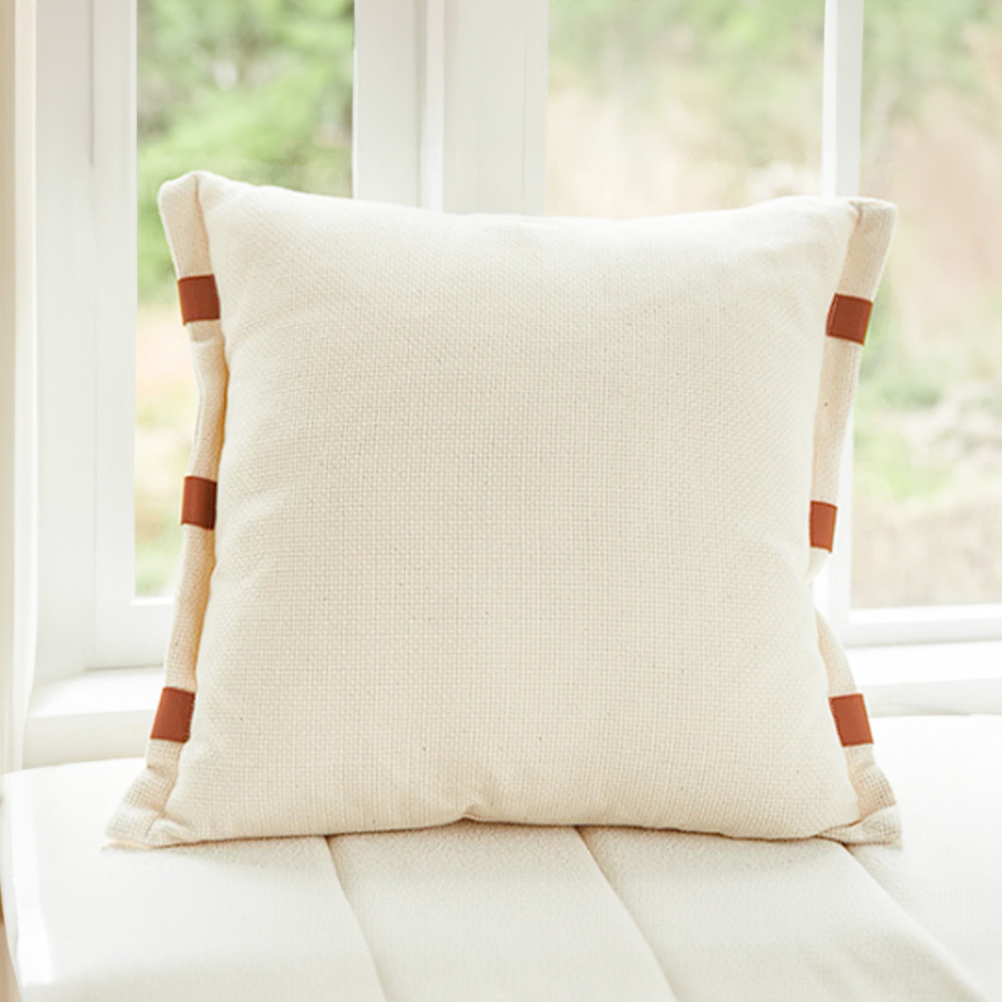 45x45 cm White Edge Leather Cushion KD2352 -White/caramel -  Cushions | وسادة جلدية بحافة بنية مقاس 45 × 45 سم - ebarza Furniture UAE | Shop Modern Furniture in Abu Dhabi & Dubai - مفروشات ايبازرا في الامارات | تسوق اثاث عصري وديكورات مميزة في دبي وابوظبي