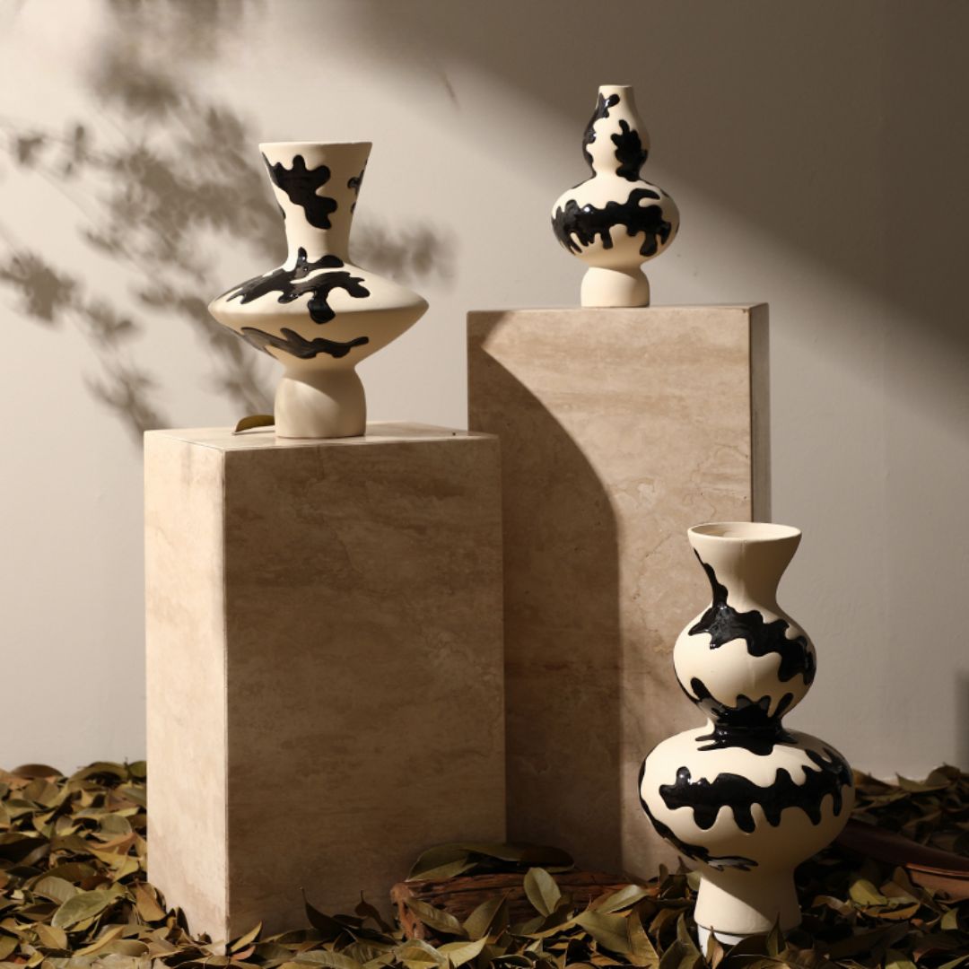 Black Hand-Painted Vase -A  FD-D24068A -  Vases - ebarza Furniture UAE | Shop Modern Furniture in Abu Dhabi & Dubai - مفروشات ايبازرا في الامارات | تسوق اثاث عصري وديكورات مميزة في دبي وابوظبي