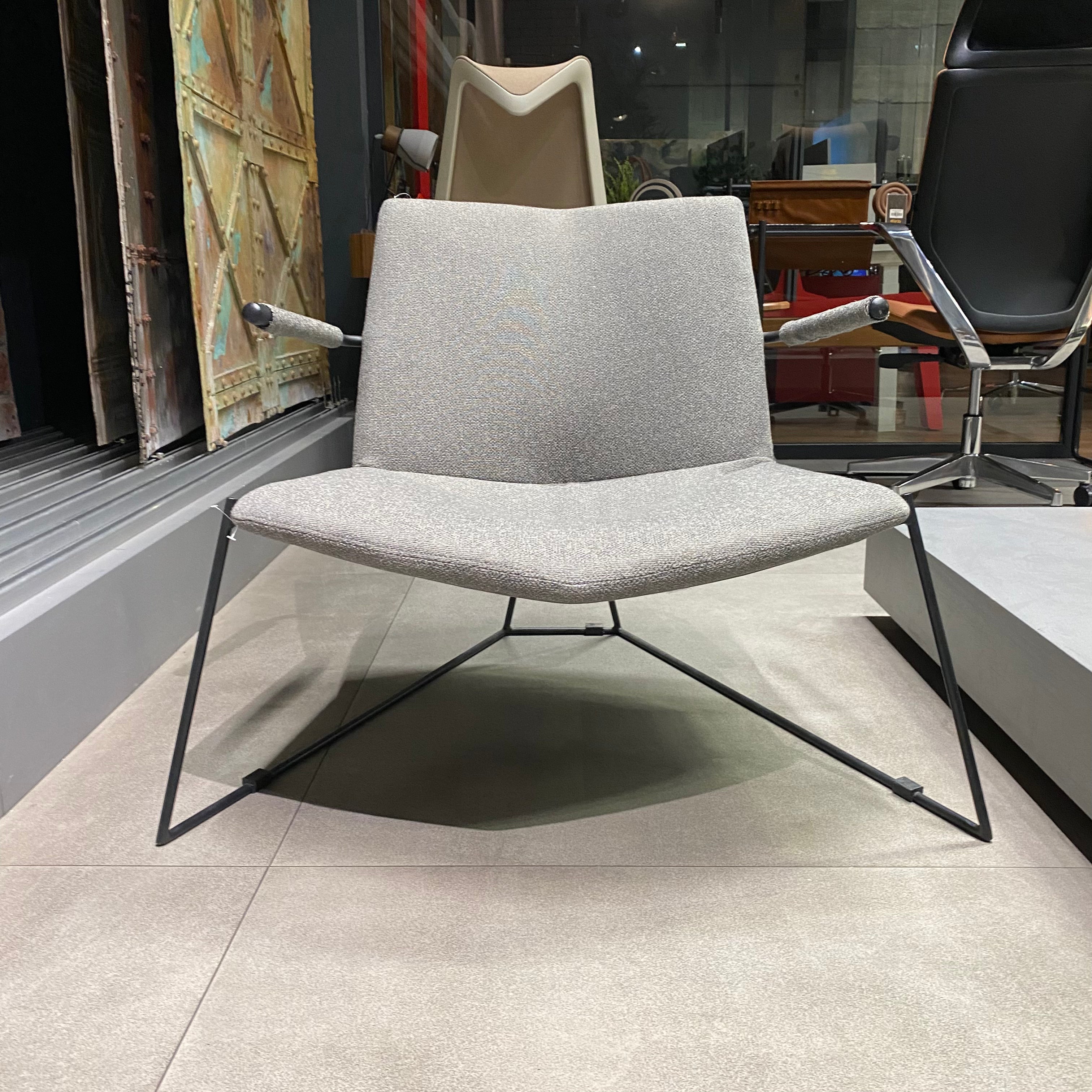 Display Item - Lugano Lounge Chair Lc032.Nakheel -  USED ITEM | قطعة من المعرض - كرسي صالة لوغانو - ebarza Furniture UAE | Shop Modern Furniture in Abu Dhabi & Dubai - مفروشات ايبازرا في الامارات | تسوق اثاث عصري وديكورات مميزة في دبي وابوظبي