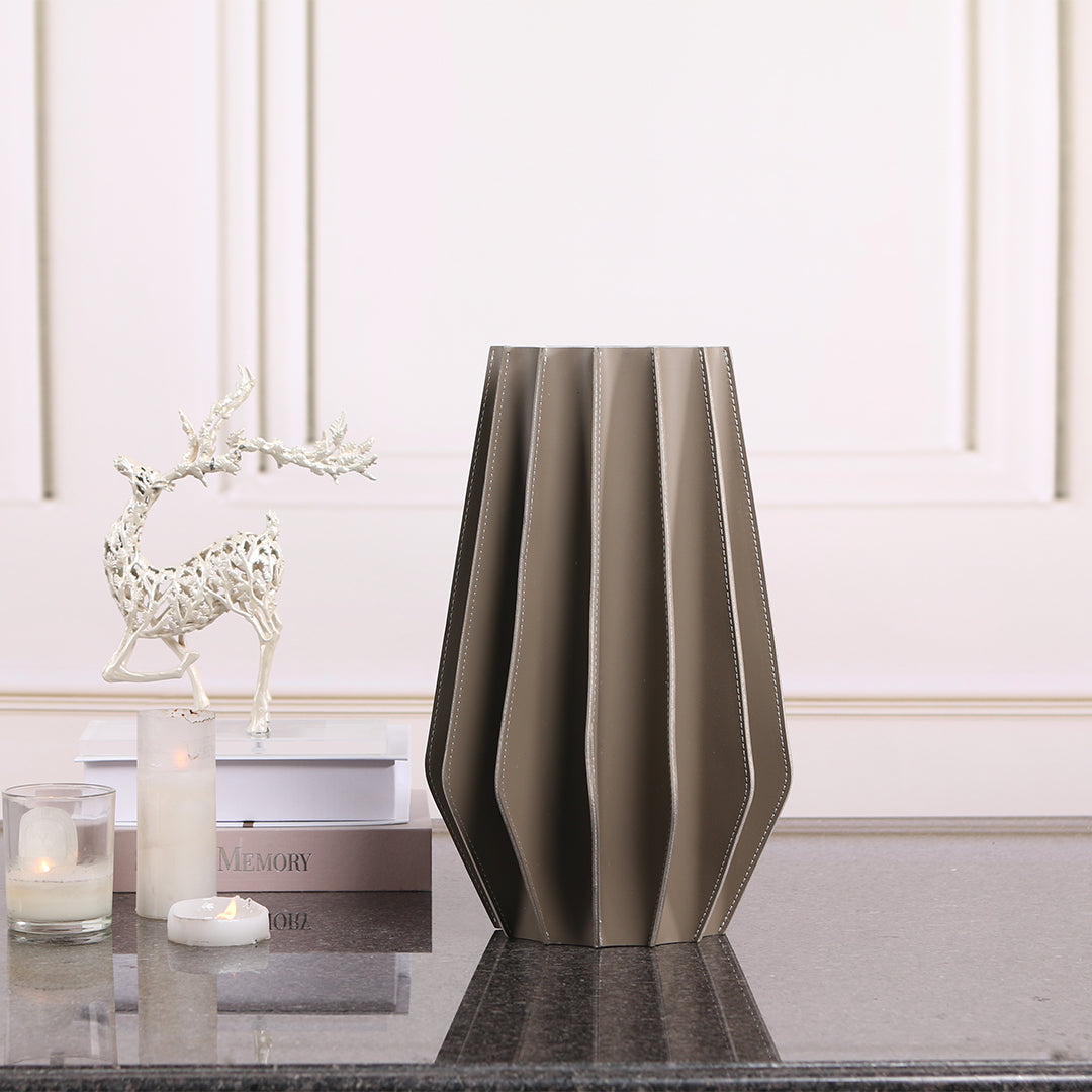 Leather Vase-Dry & Fresh-L KB3008DL -  Vases - ebarza Furniture UAE | Shop Modern Furniture in Abu Dhabi & Dubai - مفروشات ايبازرا في الامارات | تسوق اثاث عصري وديكورات مميزة في دبي وابوظبي