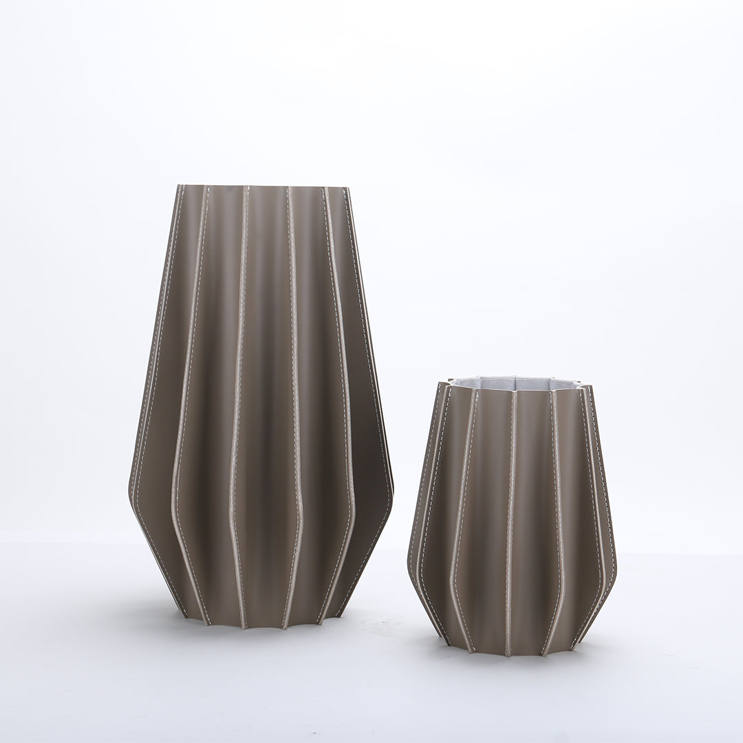 Leather Vase-Dry & Fresh-L KB3008DL -  Vases - ebarza Furniture UAE | Shop Modern Furniture in Abu Dhabi & Dubai - مفروشات ايبازرا في الامارات | تسوق اثاث عصري وديكورات مميزة في دبي وابوظبي