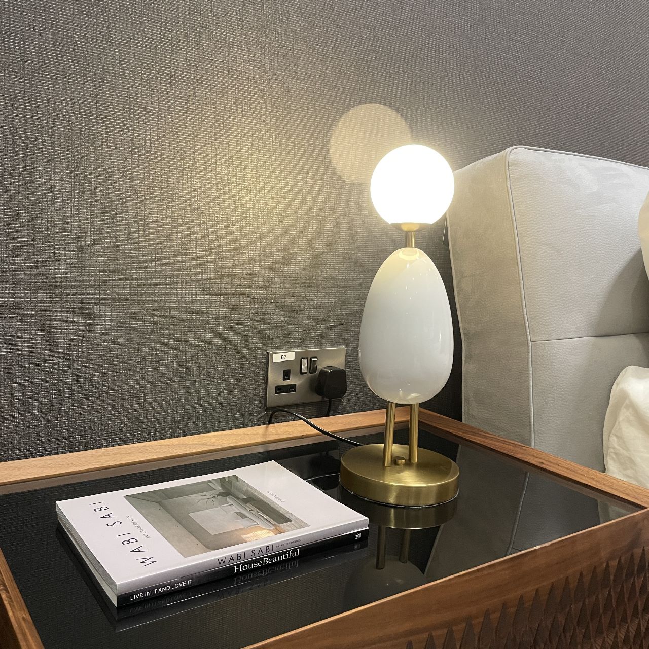 Table Lamp White CY-LTD-1011-W -  Desk\table Lamps | مصباح طاولة أبيض - ebarza Furniture UAE | Shop Modern Furniture in Abu Dhabi & Dubai - مفروشات ايبازرا في الامارات | تسوق اثاث عصري وديكورات مميزة في دبي وابوظبي