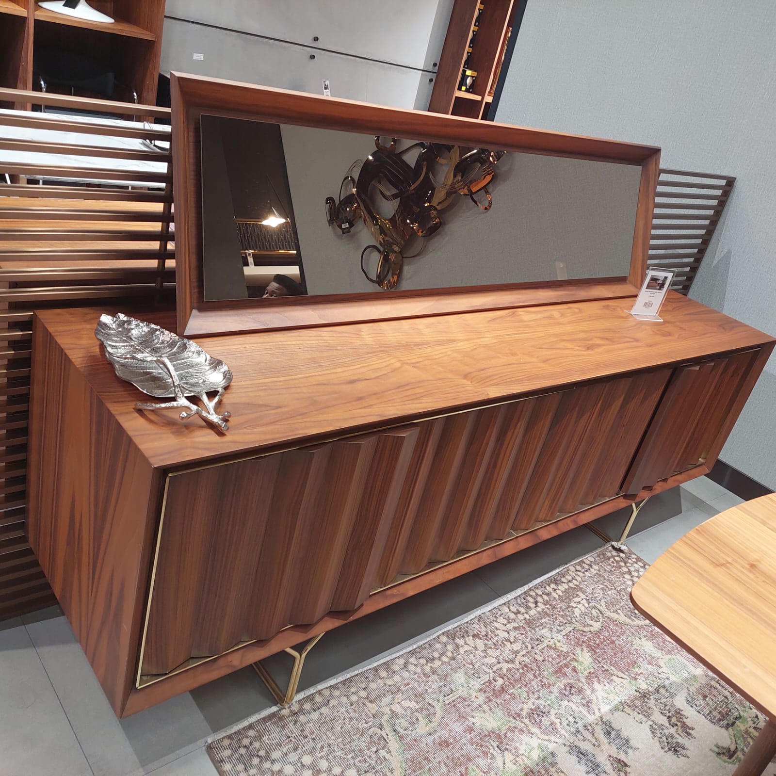 Display Item Ginda Sideboard And Mirror Ginda009-Nakheel -  USED ITEM | قطعة من المعرض - طاولة جانبيه مع مرآءةمن جيندا - ebarza Furniture UAE | Shop Modern Furniture in Abu Dhabi & Dubai - مفروشات ايبازرا في الامارات | تسوق اثاث عصري وديكورات مميزة في دبي وابوظبي