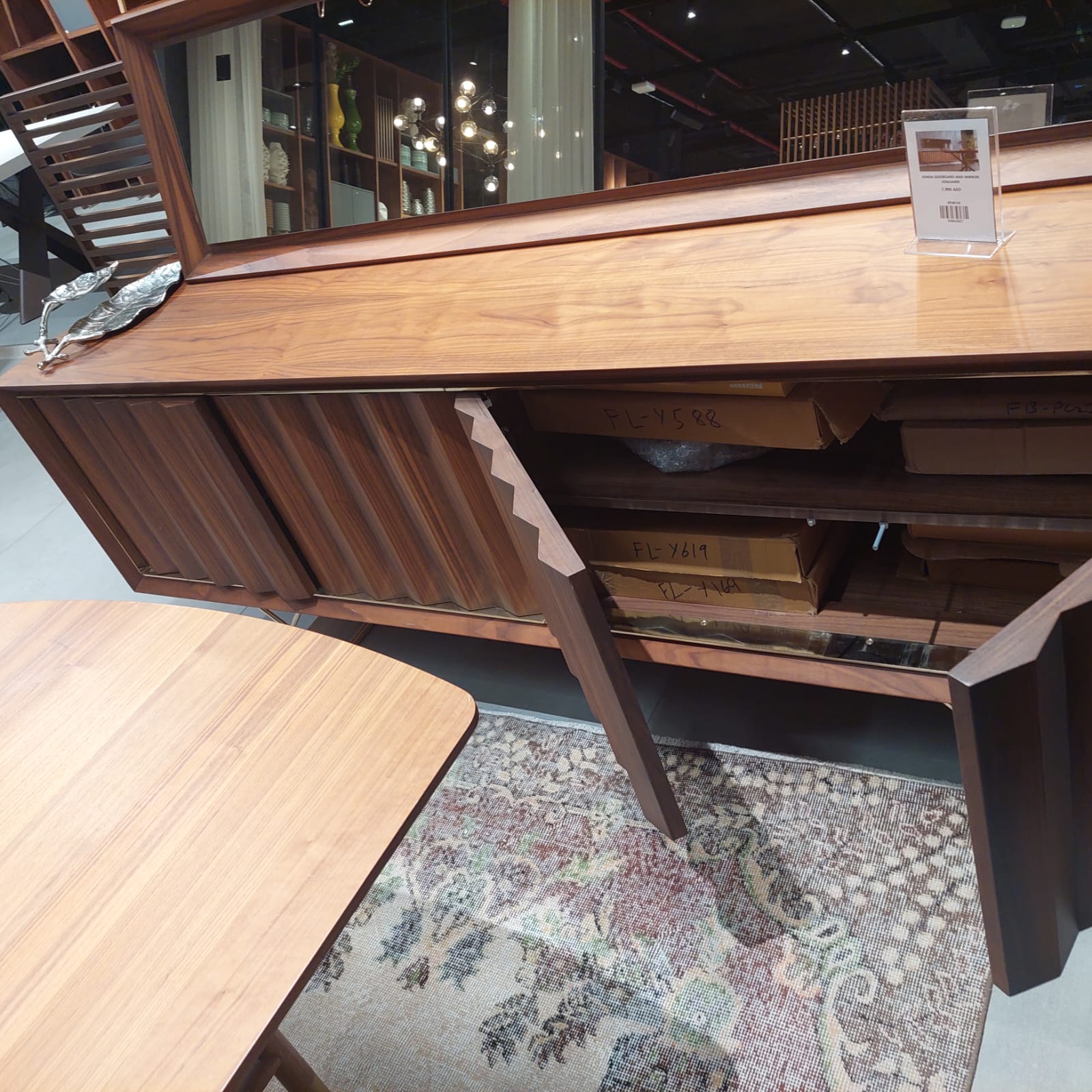 Display Item Ginda Sideboard And Mirror Ginda009-Nakheel -  USED ITEM | قطعة من المعرض - طاولة جانبيه مع مرآءةمن جيندا - ebarza Furniture UAE | Shop Modern Furniture in Abu Dhabi & Dubai - مفروشات ايبازرا في الامارات | تسوق اثاث عصري وديكورات مميزة في دبي وابوظبي