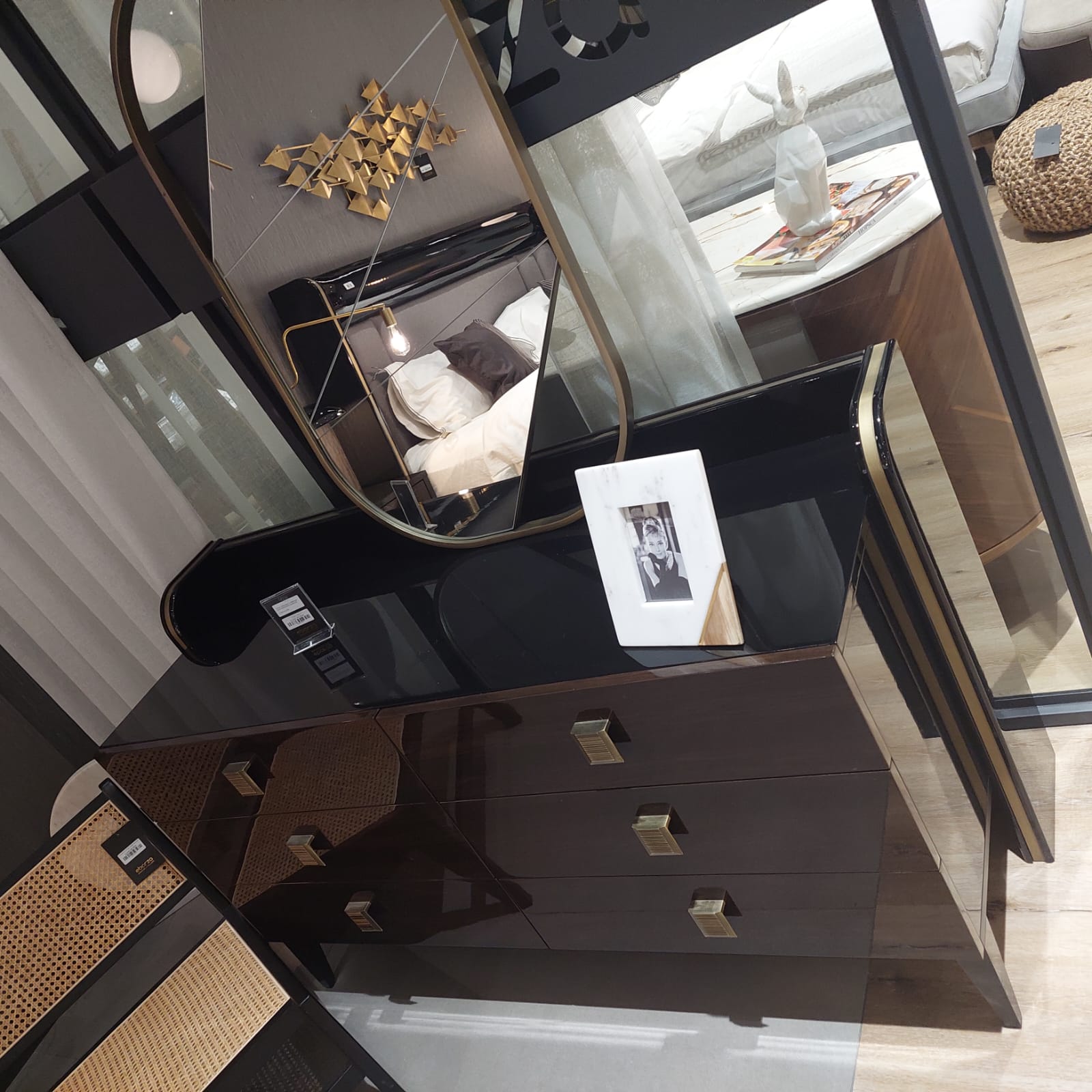 Display Item Kant Dresser & Mirror Kant-Dresser+Mirror-Nakheel -  USED ITEM | قطعة من المعرض -طاولة زينة و مرآة من كانت - ebarza Furniture UAE | Shop Modern Furniture in Abu Dhabi & Dubai - مفروشات ايبازرا في الامارات | تسوق اثاث عصري وديكورات مميزة في دبي وابوظبي