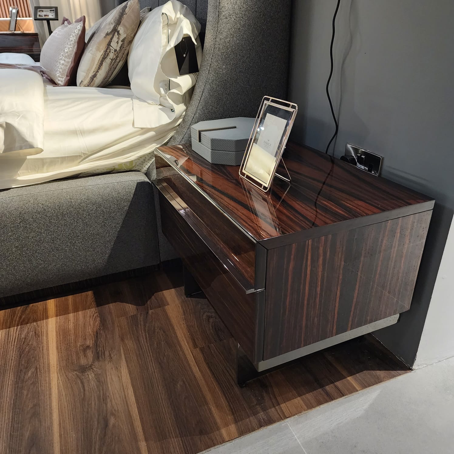 Display Item - Prada Elegant Bedroom Set  PradaElegant-YAS -  USED ITEM | قطعة من المعرض -طقم غرفة نوم برادا الأنيق - ebarza Furniture UAE | Shop Modern Furniture in Abu Dhabi & Dubai - مفروشات ايبازرا في الامارات | تسوق اثاث عصري وديكورات مميزة في دبي وابوظبي