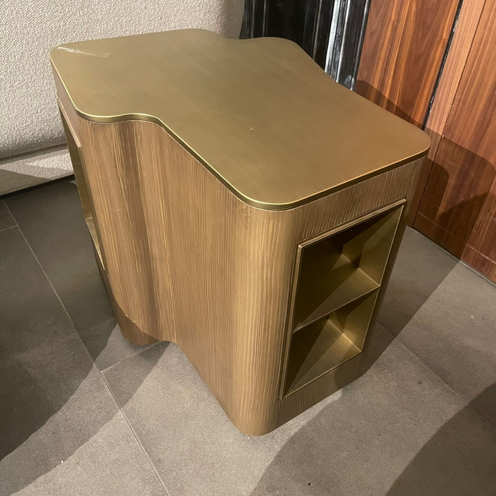 Display Item - Giallo Walnut Side Table Glost-040WYAS -  USED ITEM | قطعة من المعرض - طاولة جانبية من خشب الجوز من جيالو - ebarza Furniture UAE | Shop Modern Furniture in Abu Dhabi & Dubai - مفروشات ايبازرا في الامارات | تسوق اثاث عصري وديكورات مميزة في دبي وابوظبي