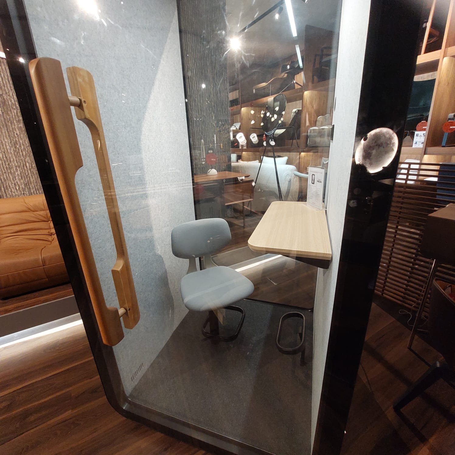 Display Item - Multifunction Soundproof office booth SUPERBOX-SLYAS -  USED ITEM | قطعة من المعرض - مكتب متعدد الوظائف عازل للصوت - ebarza Furniture UAE | Shop Modern Furniture in Abu Dhabi & Dubai - مفروشات ايبازرا في الامارات | تسوق اثاث عصري وديكورات مميزة في دبي وابوظبي