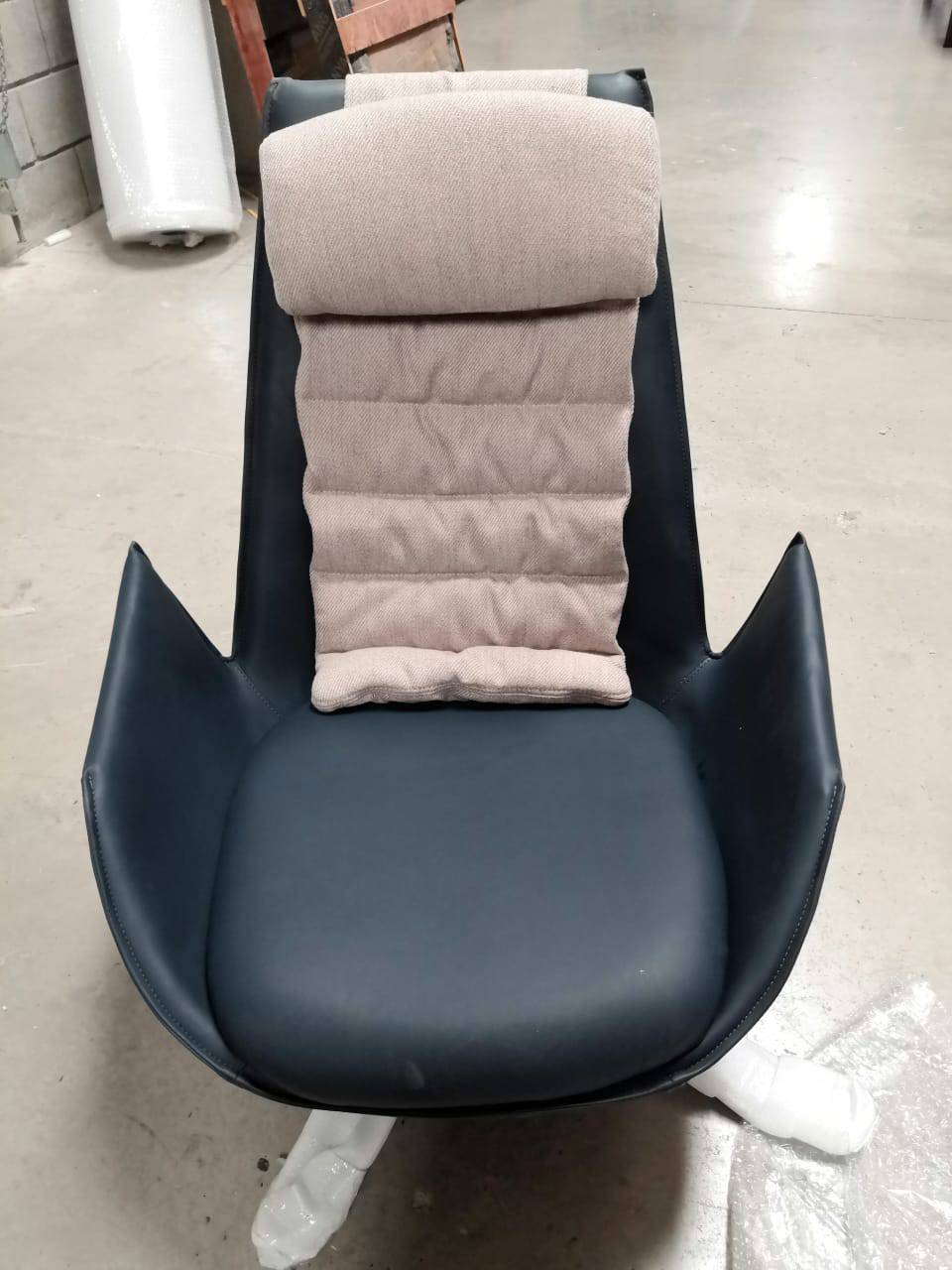 As Is Severo Lounge Chair Lc045-Blue -  USED ITEM | كرسي صالة سيفيرو - ebarza Furniture UAE | Shop Modern Furniture in Abu Dhabi & Dubai - مفروشات ايبازرا في الامارات | تسوق اثاث عصري وديكورات مميزة في دبي وابوظبي