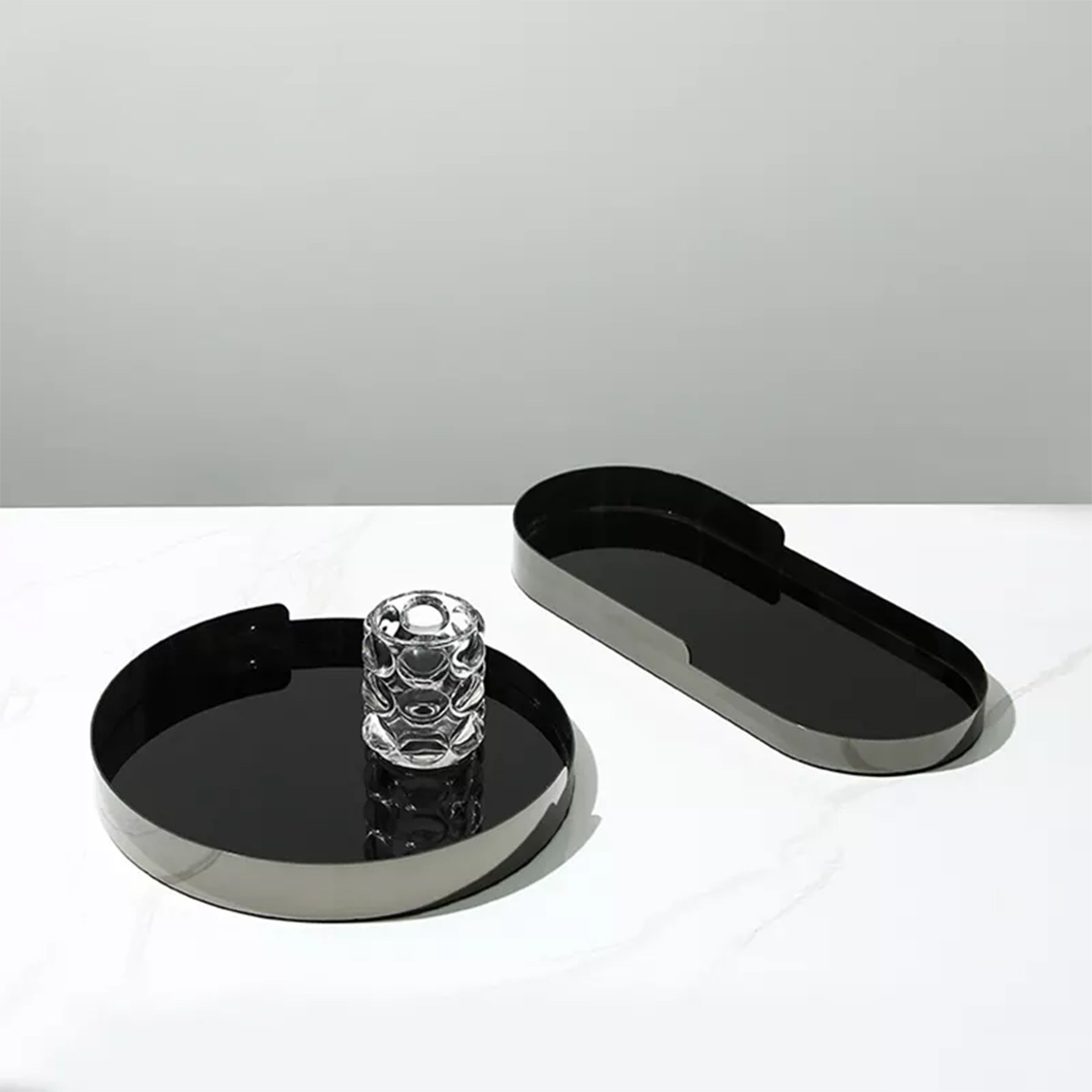 Black Glass Tray With Silver Metal Detail - Oval Fc-W22007 -  Trays | صينية زجاجية سوداء مع تفاصيل معدنية فضية - بيضاوية - ebarza Furniture UAE | Shop Modern Furniture in Abu Dhabi & Dubai - مفروشات ايبازرا في الامارات | تسوق اثاث عصري وديكورات مميزة في دبي وابوظبي