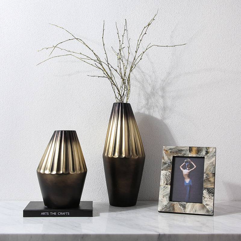 Black Gold Bottle-A Fa-D1943A -  Vases | مزهريه باللون الاسود و الذهبي - ebarza Furniture UAE | Shop Modern Furniture in Abu Dhabi & Dubai - مفروشات ايبازرا في الامارات | تسوق اثاث عصري وديكورات مميزة في دبي وابوظبي