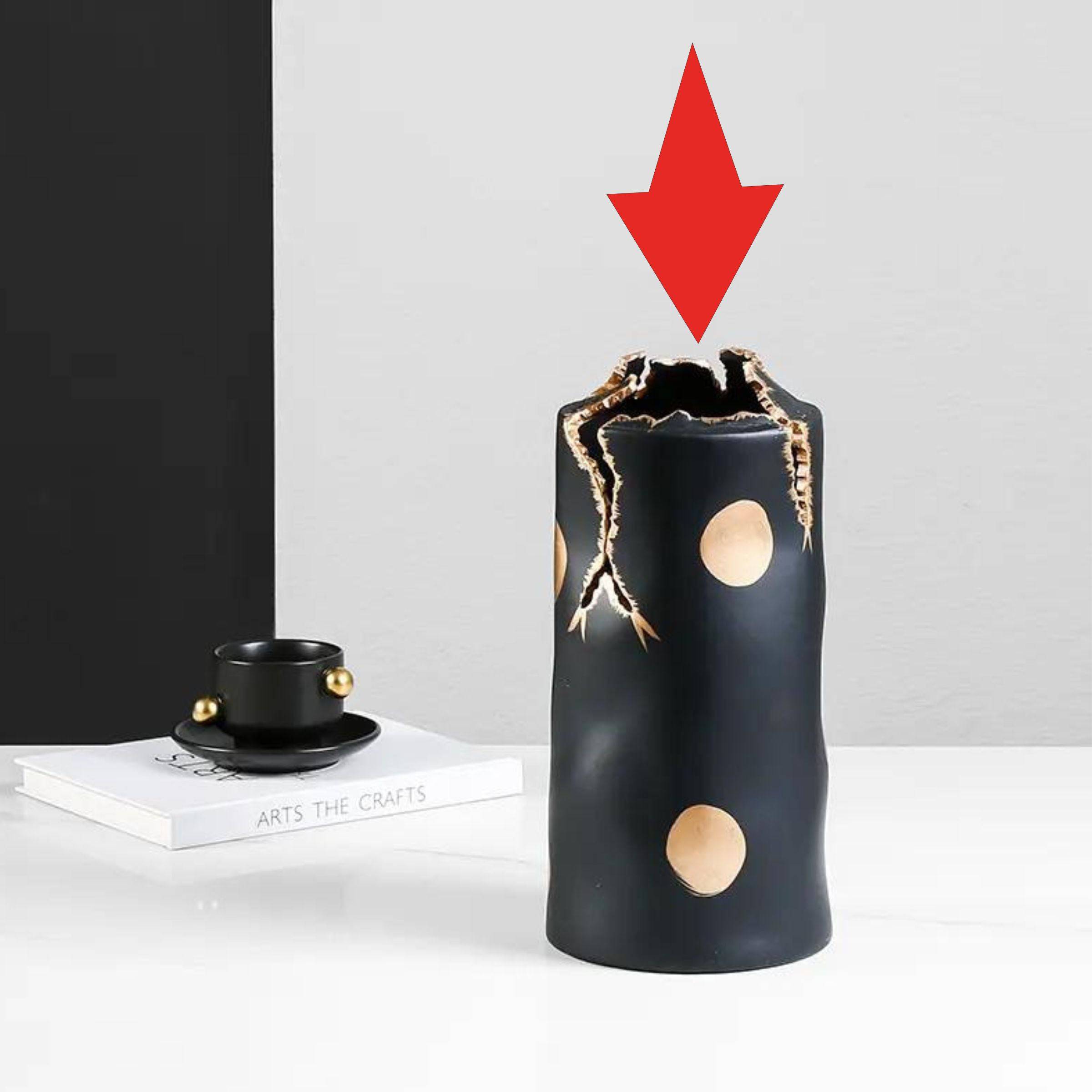 Black & Gold Ceramic Vase With Crack Detail Fa-D22062 -  Vases | مزهرية سيراميك باللونين الأسود والذهبي بتفاصيل متصدعة - ebarza Furniture UAE | Shop Modern Furniture in Abu Dhabi & Dubai - مفروشات ايبازرا في الامارات | تسوق اثاث عصري وديكورات مميزة في دبي وابوظبي