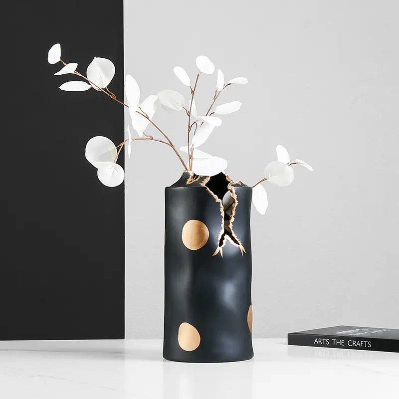 Black & Gold Ceramic Vase With Crack Detail Fa-D22062 -  Vases | مزهرية سيراميك باللونين الأسود والذهبي بتفاصيل متصدعة - ebarza Furniture UAE | Shop Modern Furniture in Abu Dhabi & Dubai - مفروشات ايبازرا في الامارات | تسوق اثاث عصري وديكورات مميزة في دبي وابوظبي