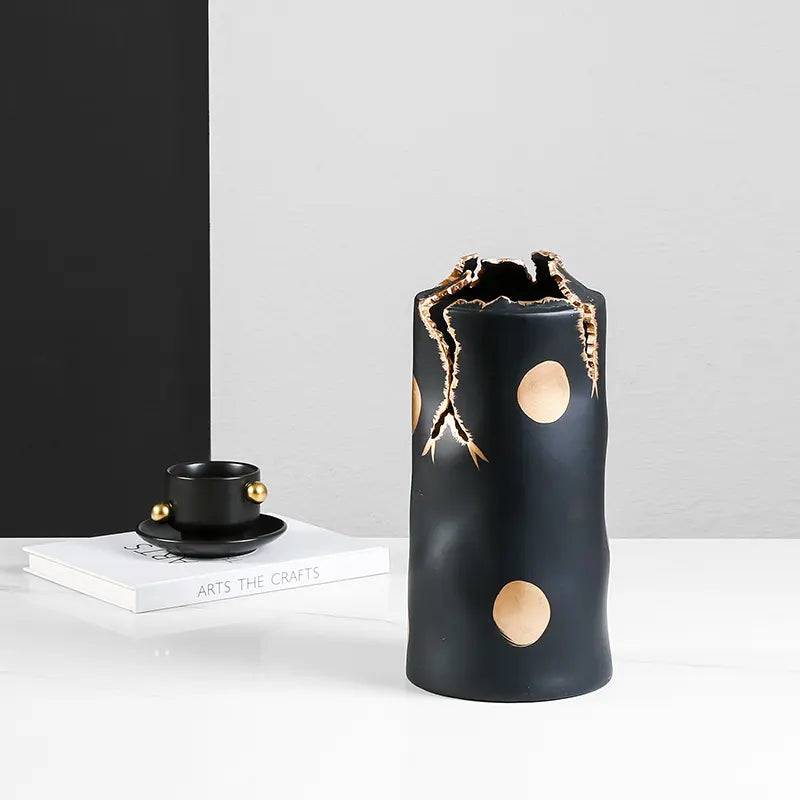 Black & Gold Ceramic Vase With Crack Detail Fa-D22062 -  Vases | مزهرية سيراميك باللونين الأسود والذهبي بتفاصيل متصدعة - ebarza Furniture UAE | Shop Modern Furniture in Abu Dhabi & Dubai - مفروشات ايبازرا في الامارات | تسوق اثاث عصري وديكورات مميزة في دبي وابوظبي