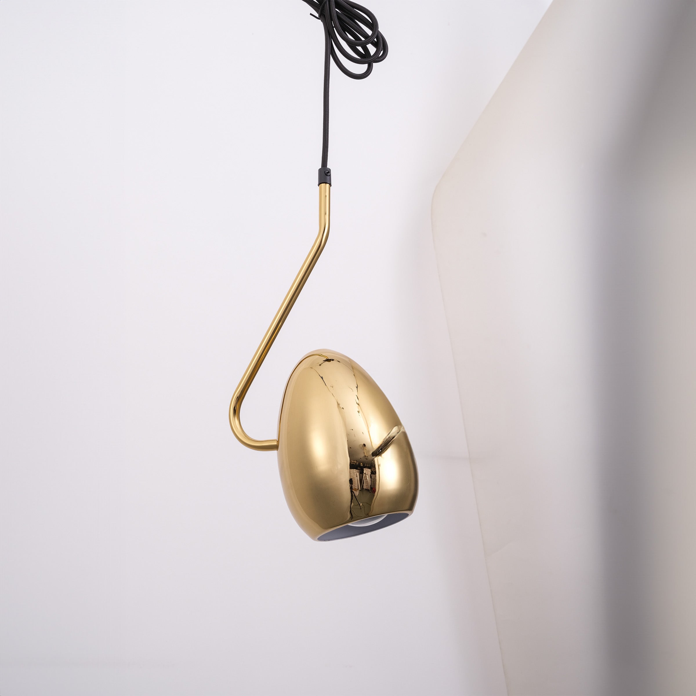 Teardrop Gold Pendant Lamp CY-DD-1062-G -  Pendant Lamps | مصباح معلق ذهبي على شكل دمعة - ebarza Furniture UAE | Shop Modern Furniture in Abu Dhabi & Dubai - مفروشات ايبازرا في الامارات | تسوق اثاث عصري وديكورات مميزة في دبي وابوظبي