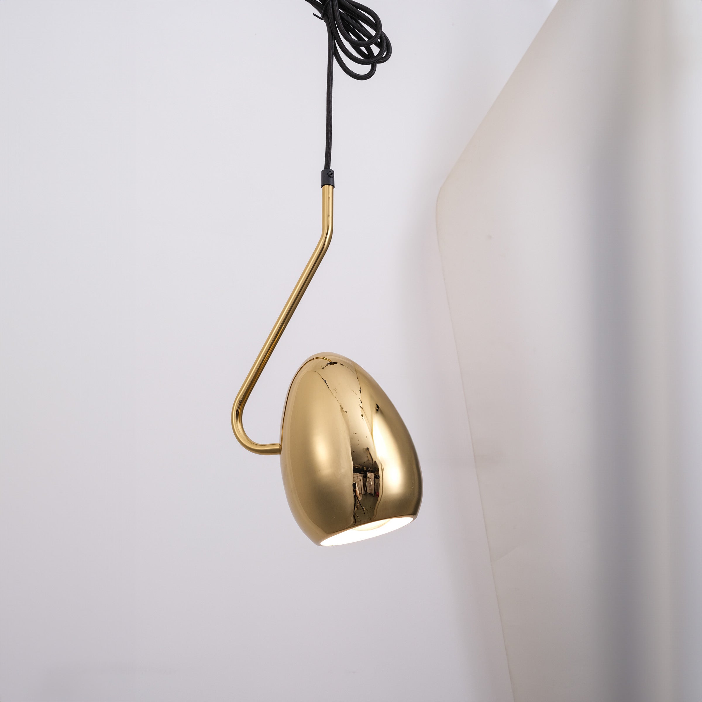 Teardrop Gold Pendant Lamp CY-DD-1062-G -  Pendant Lamps | مصباح معلق ذهبي على شكل دمعة - ebarza Furniture UAE | Shop Modern Furniture in Abu Dhabi & Dubai - مفروشات ايبازرا في الامارات | تسوق اثاث عصري وديكورات مميزة في دبي وابوظبي